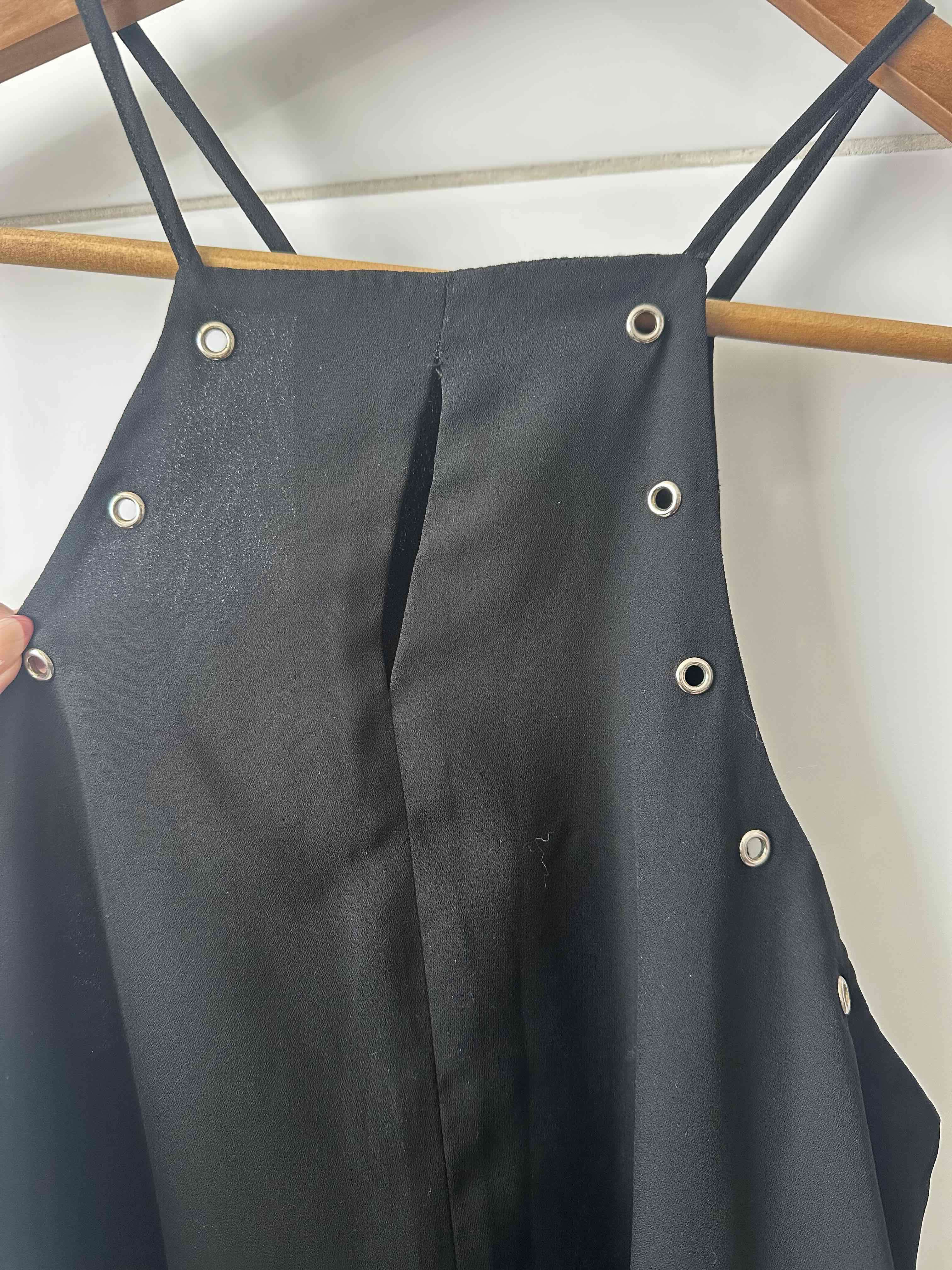 Blusa negra con ojales - miniatura 2