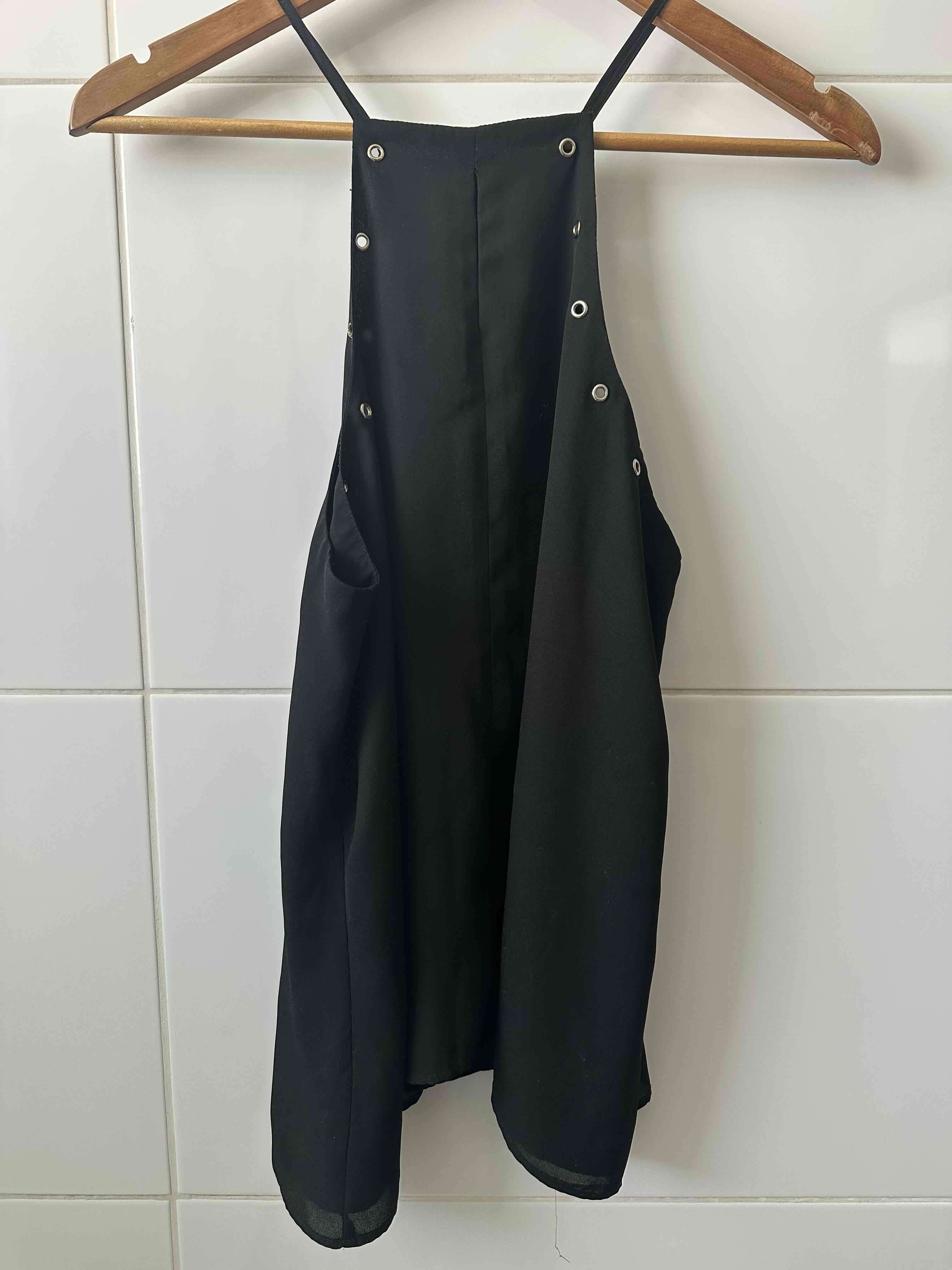 Blusa negra con ojales - miniatura 3