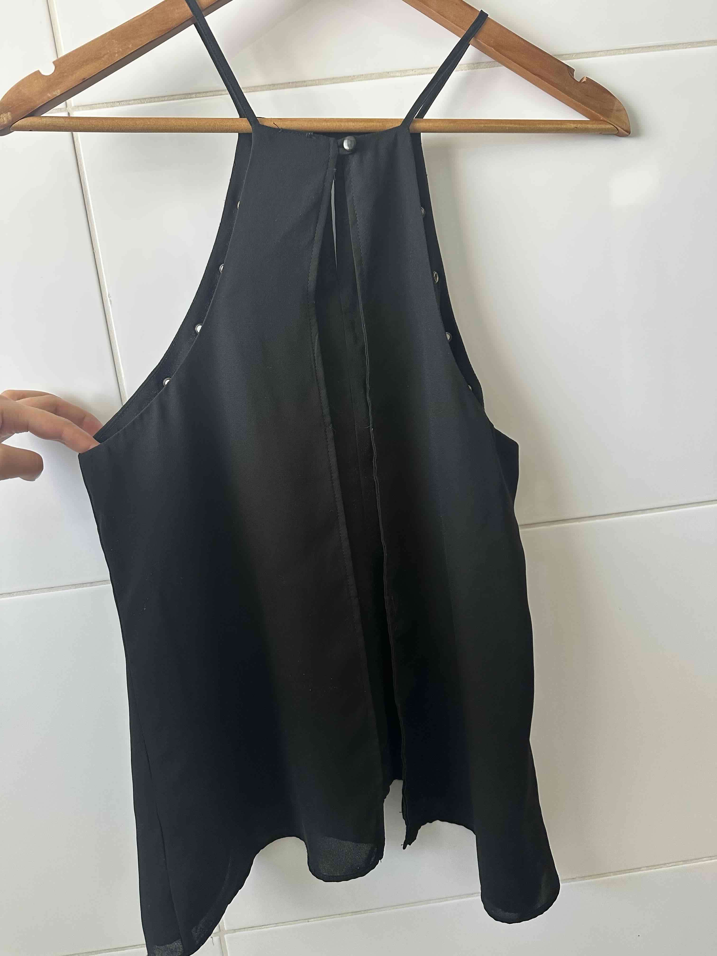 Blusa negra con ojales - miniatura 4