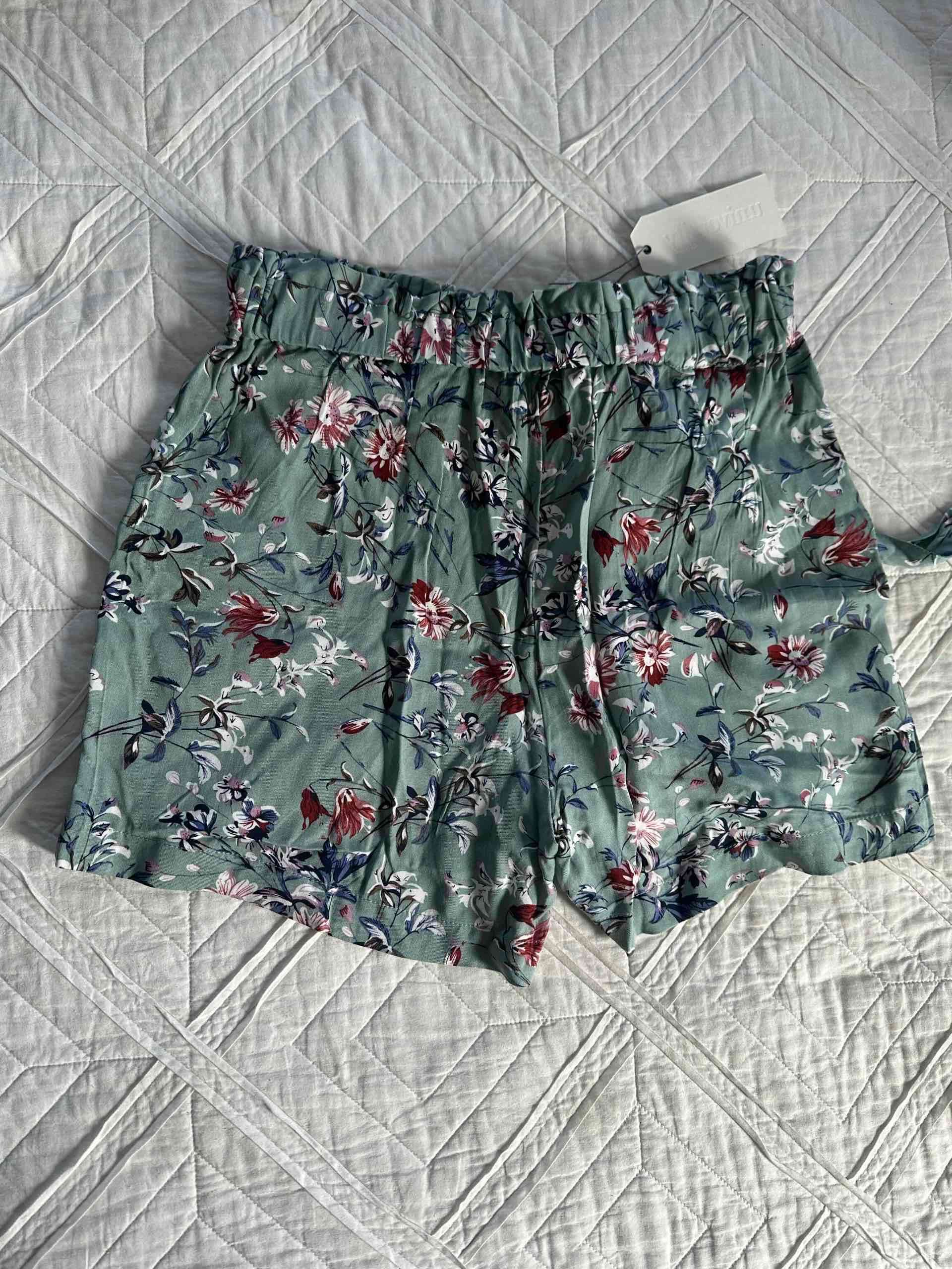 Short verde floral con lazo - miniatura 3
