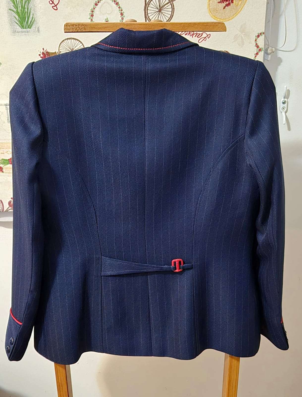 Conjunto Blazer y falda azul con ribete rojo - miniatura 2