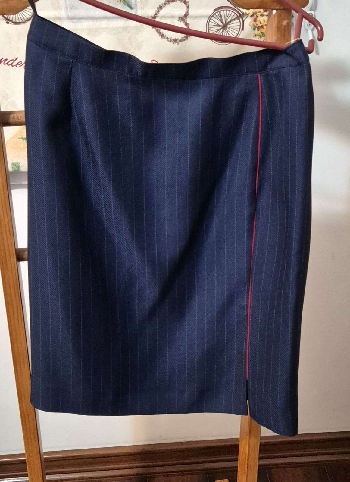 Conjunto Blazer y falda azul con ribete rojo - miniatura 3