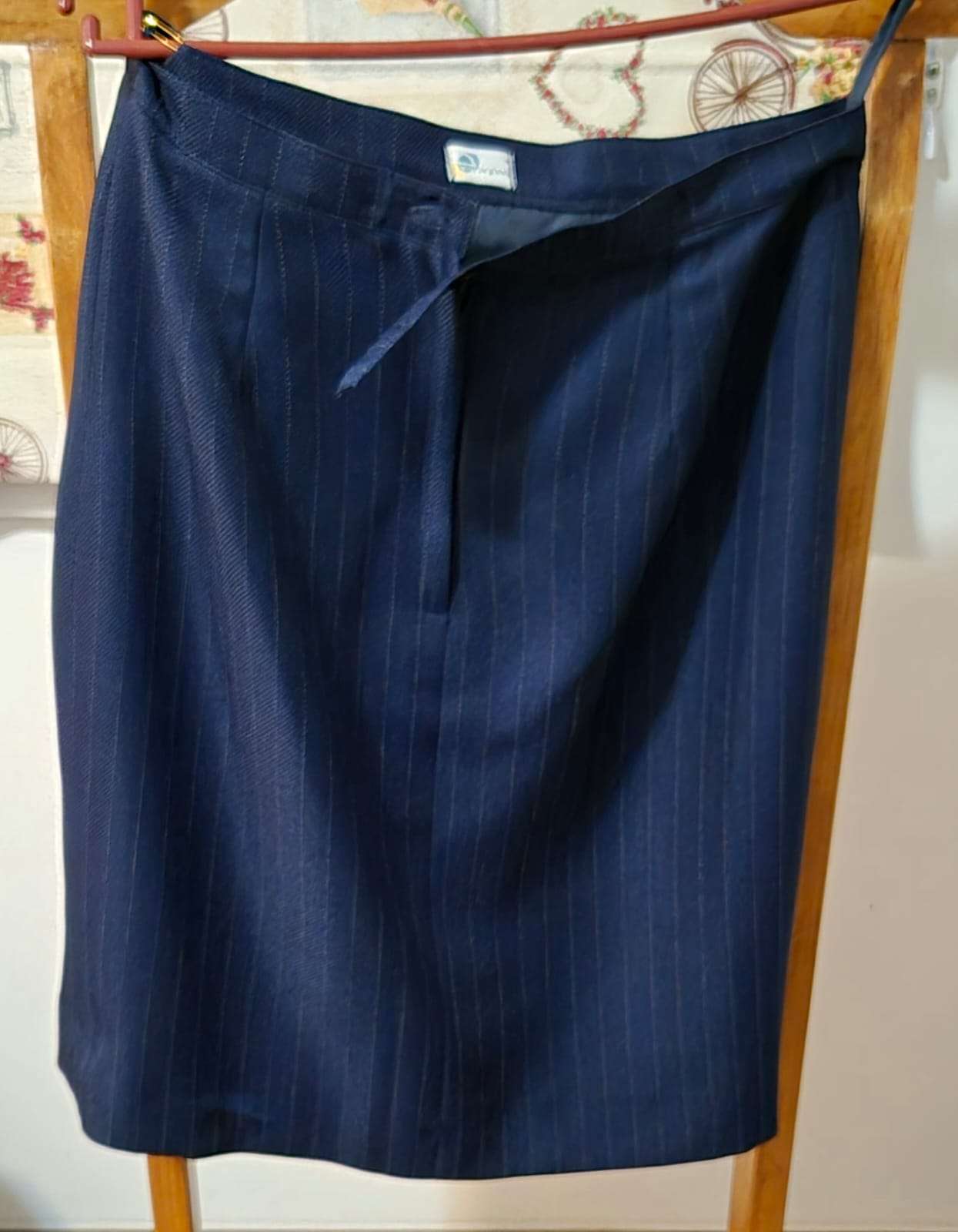 Conjunto Blazer y falda azul con ribete rojo - miniatura 4