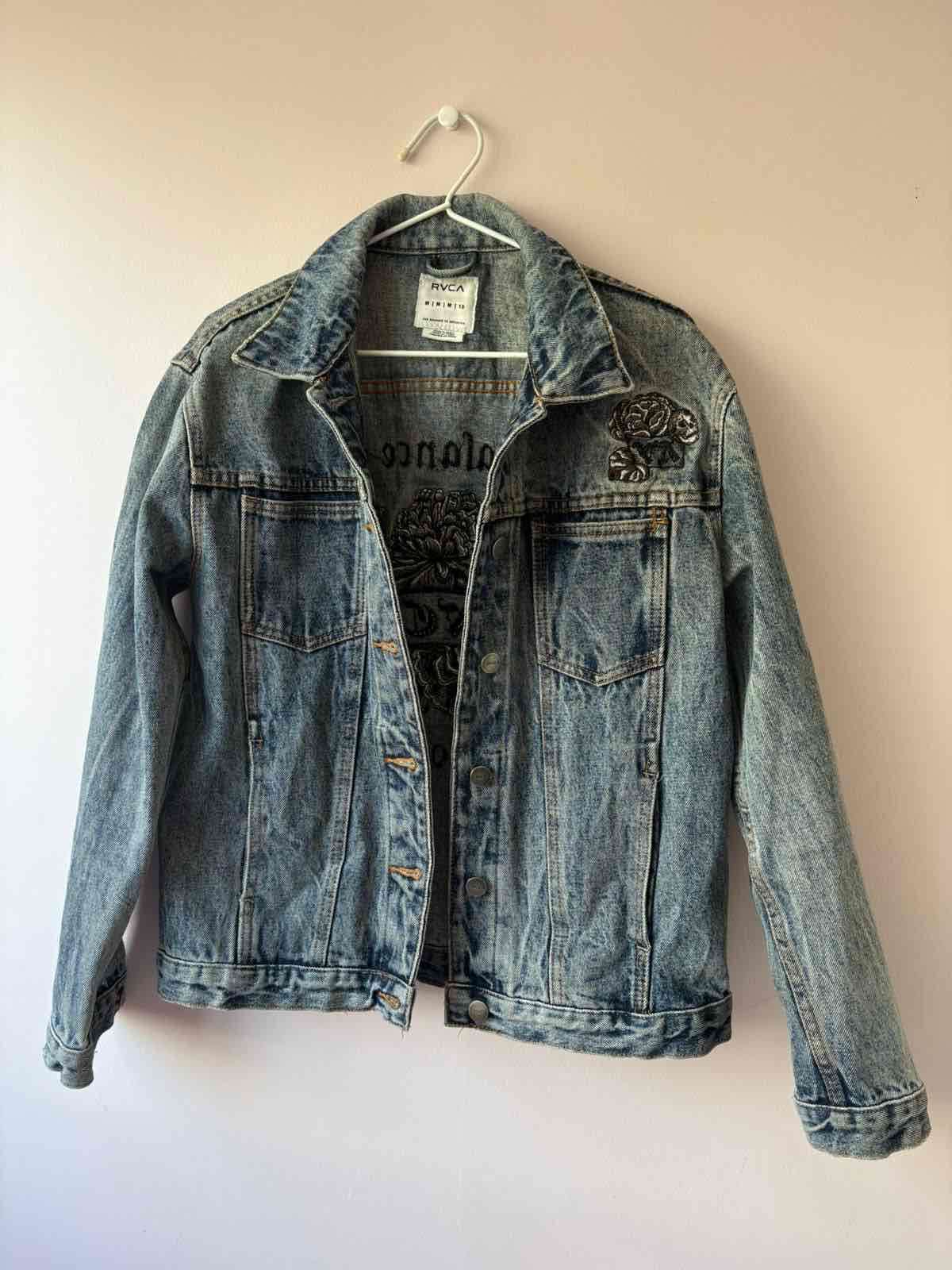 Chaqueta de mezclilla RVCA con bordado - 2