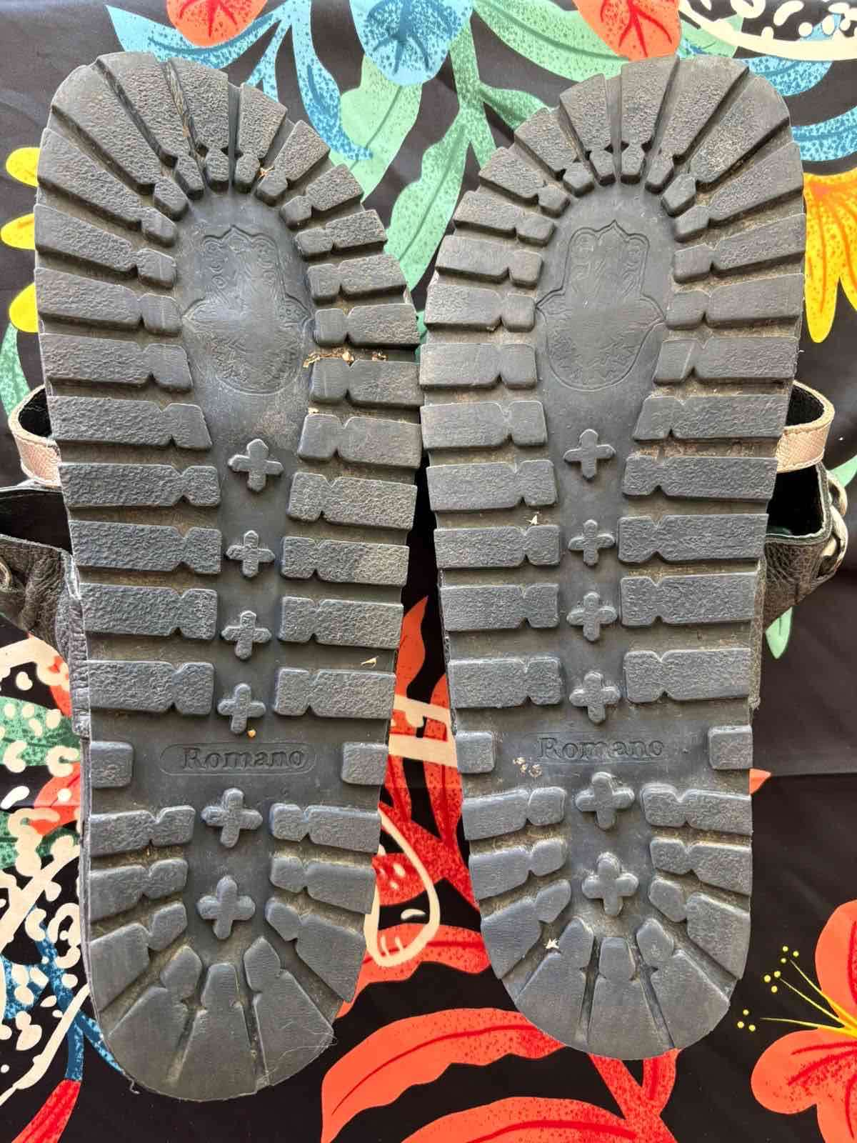 Sandalias negras con cadena - miniatura 2