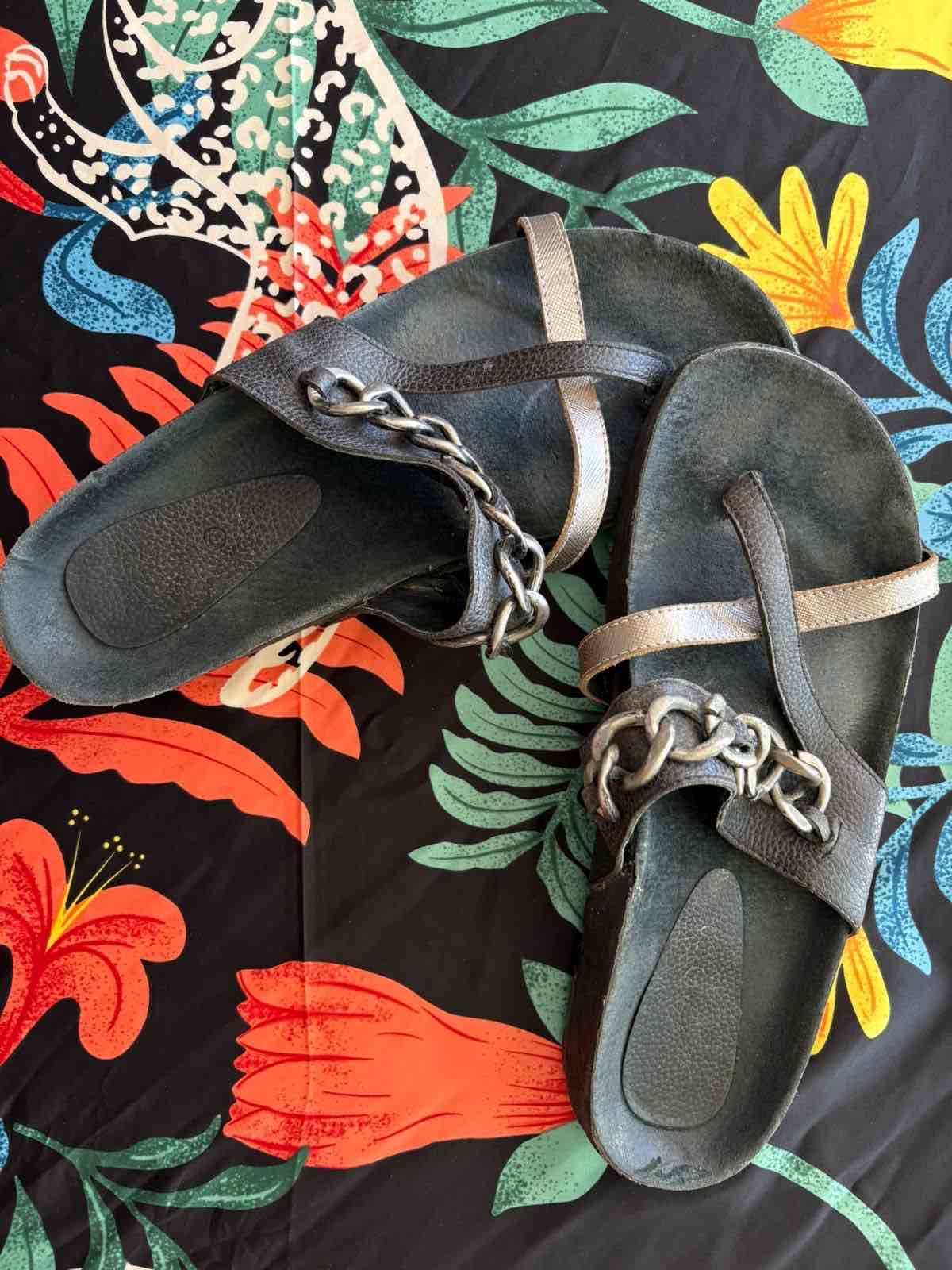 Sandalias negras con cadena - miniatura 3