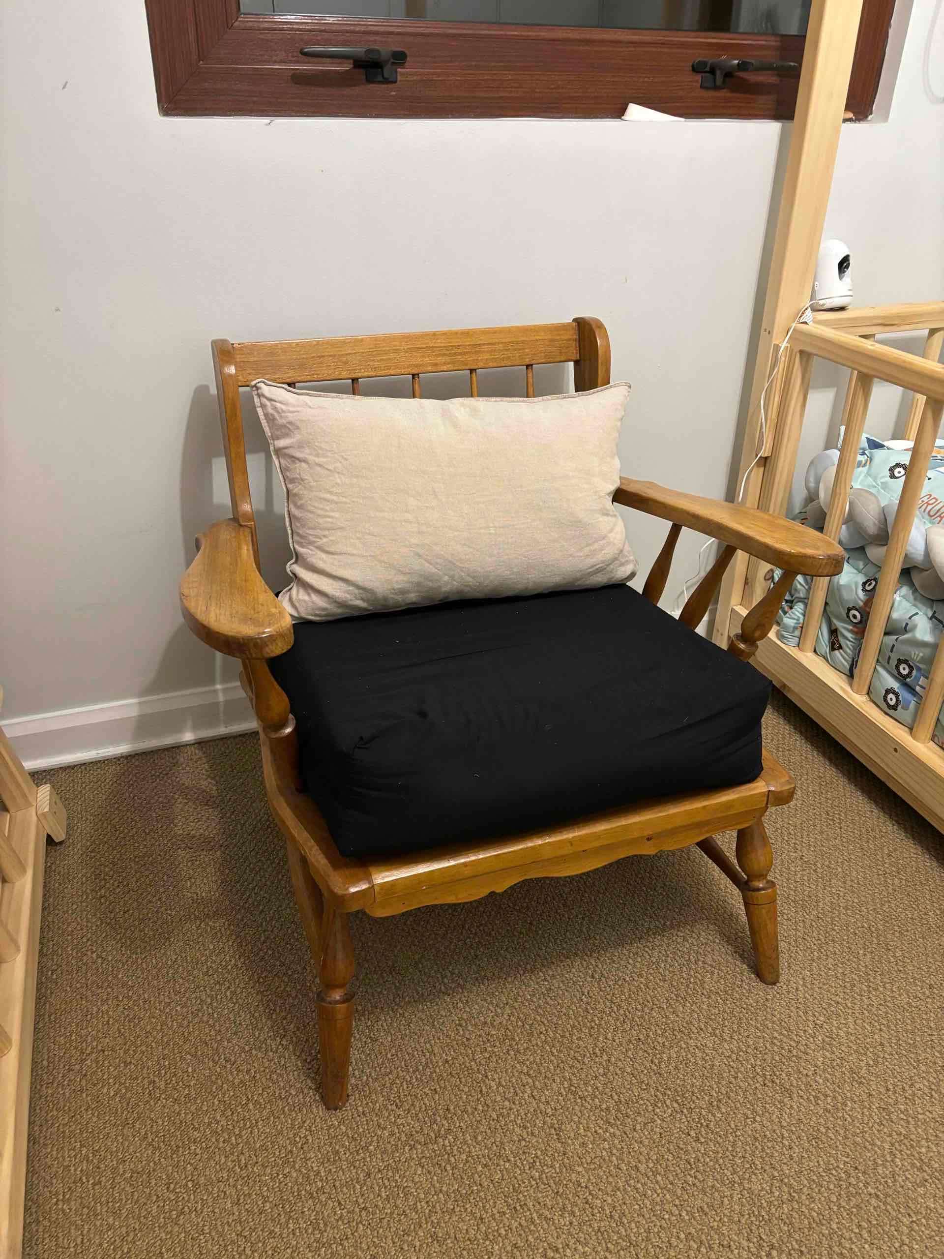 Sillón de madera con cojín - 1