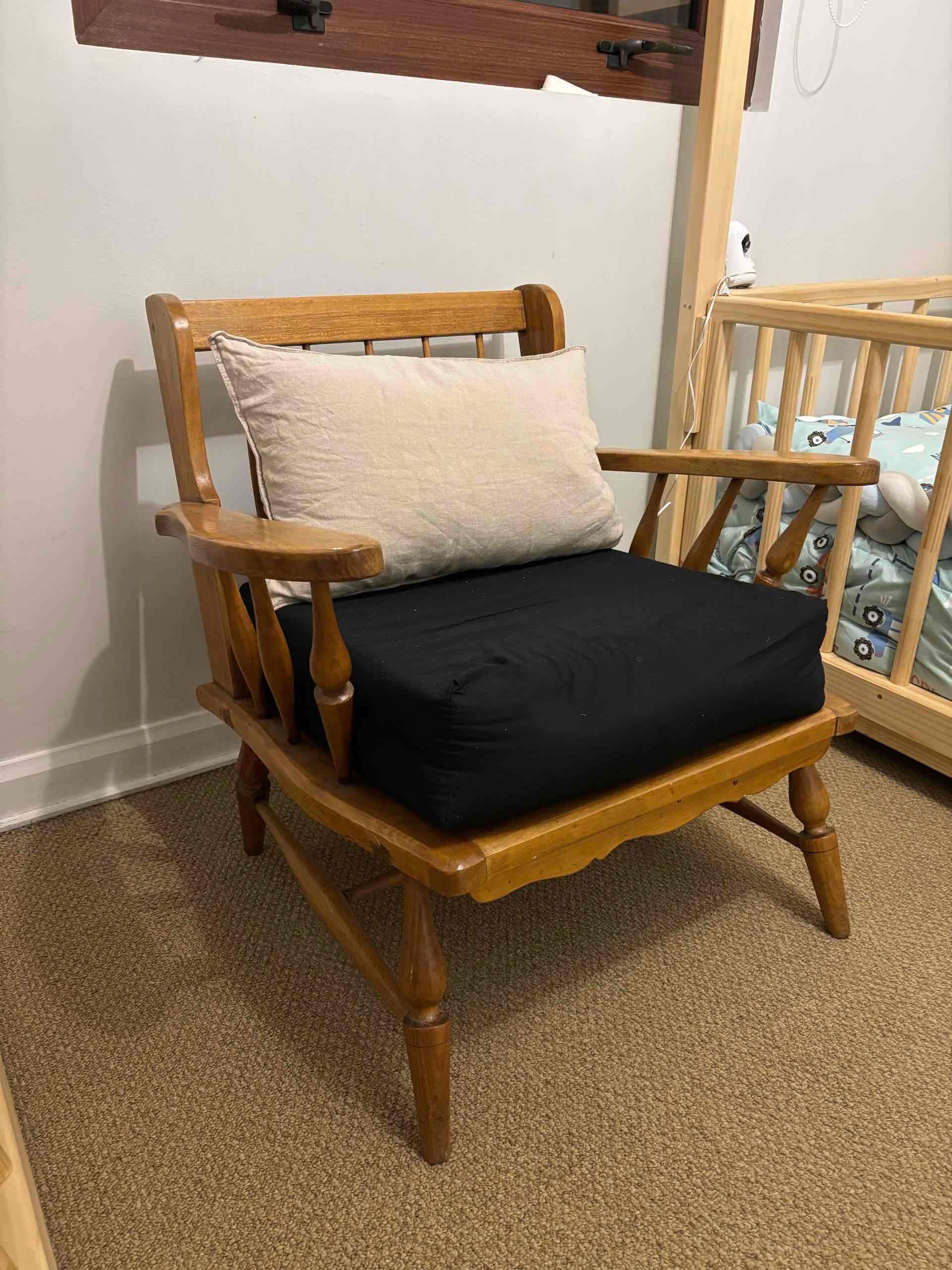 Sillón de madera con cojín - 2