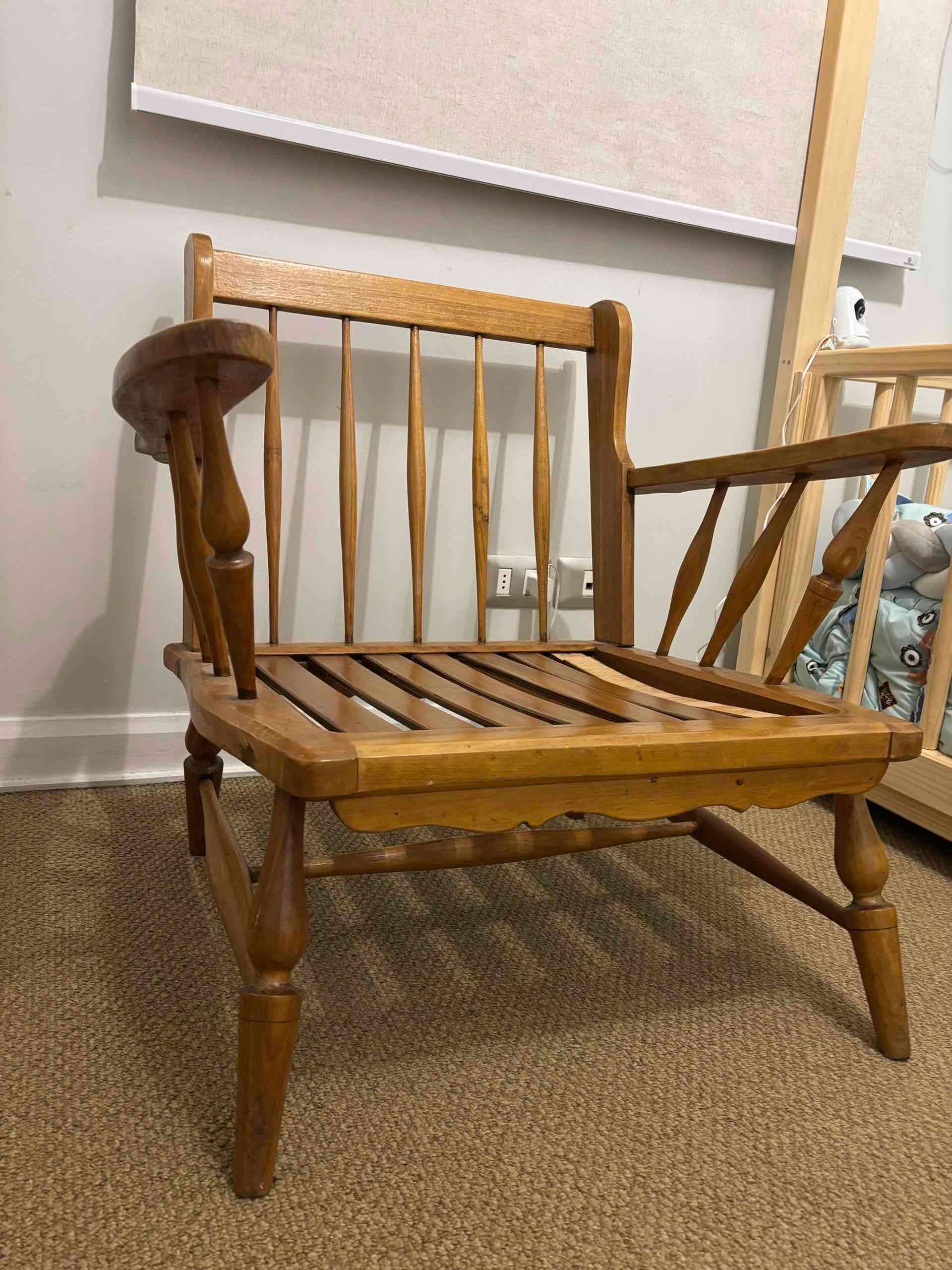 Sillón de madera con cojín - 4