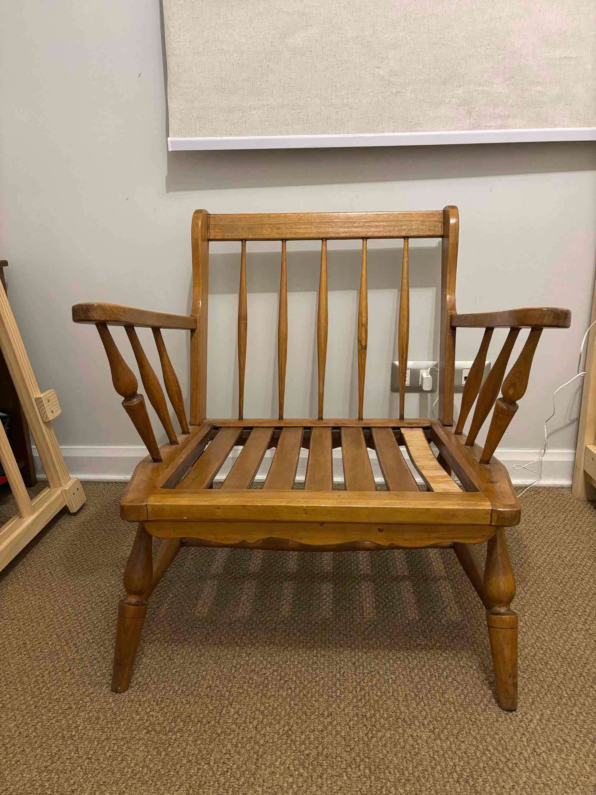 Sillón de madera con cojín - 5