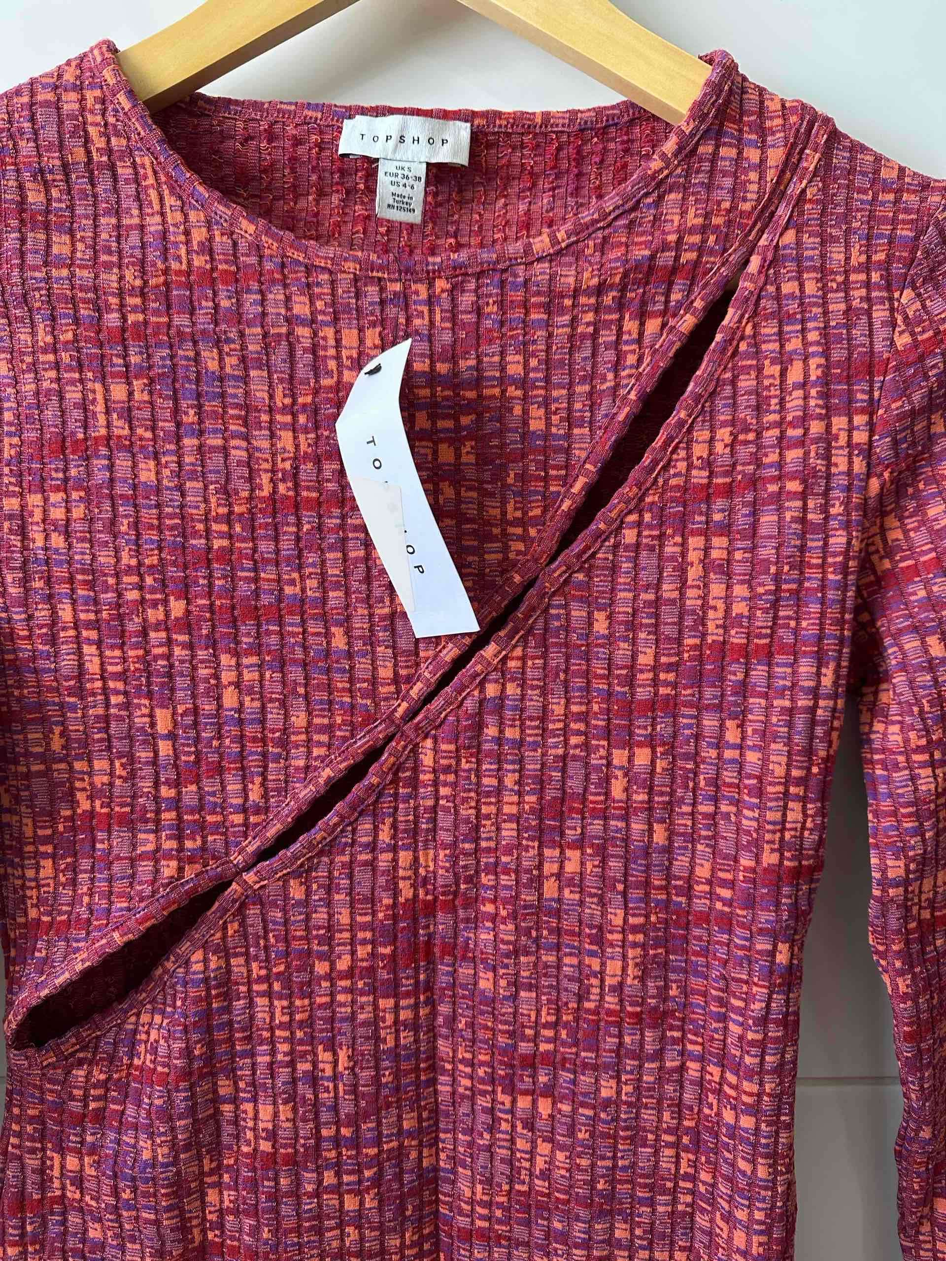 Vestido tejido fucsia con apertura - miniatura 2