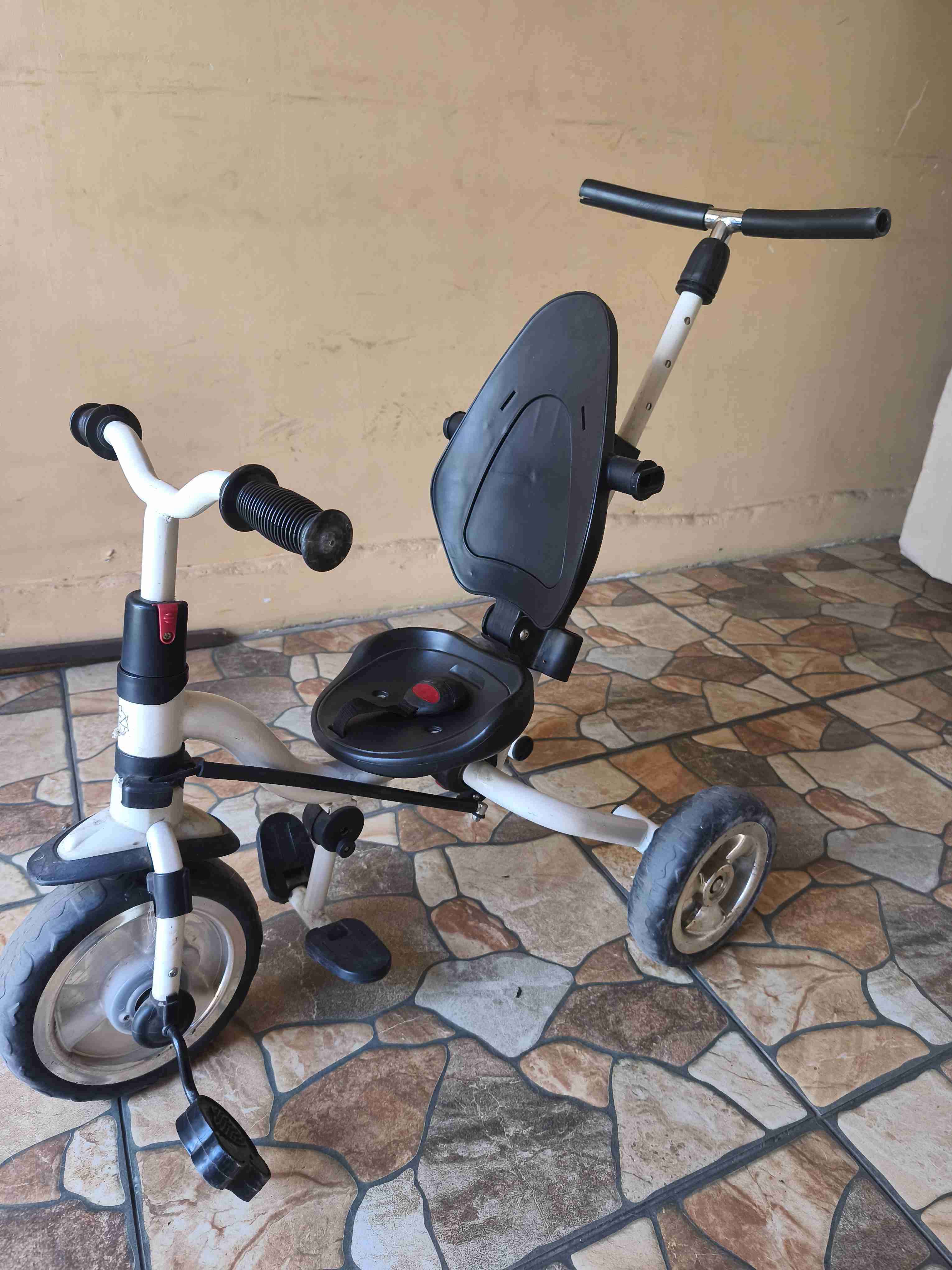 Triciclo infantil negro y blanco
