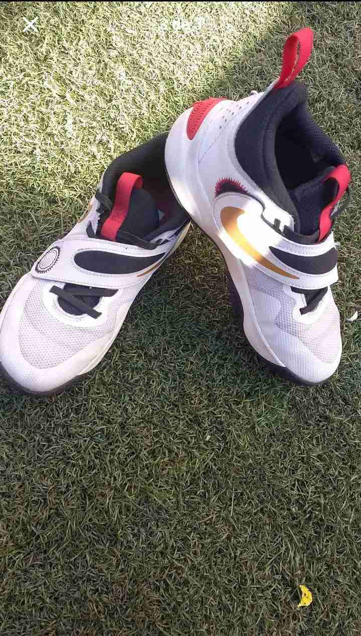 Zapatillas deportivas blancas y negras - miniatura 1