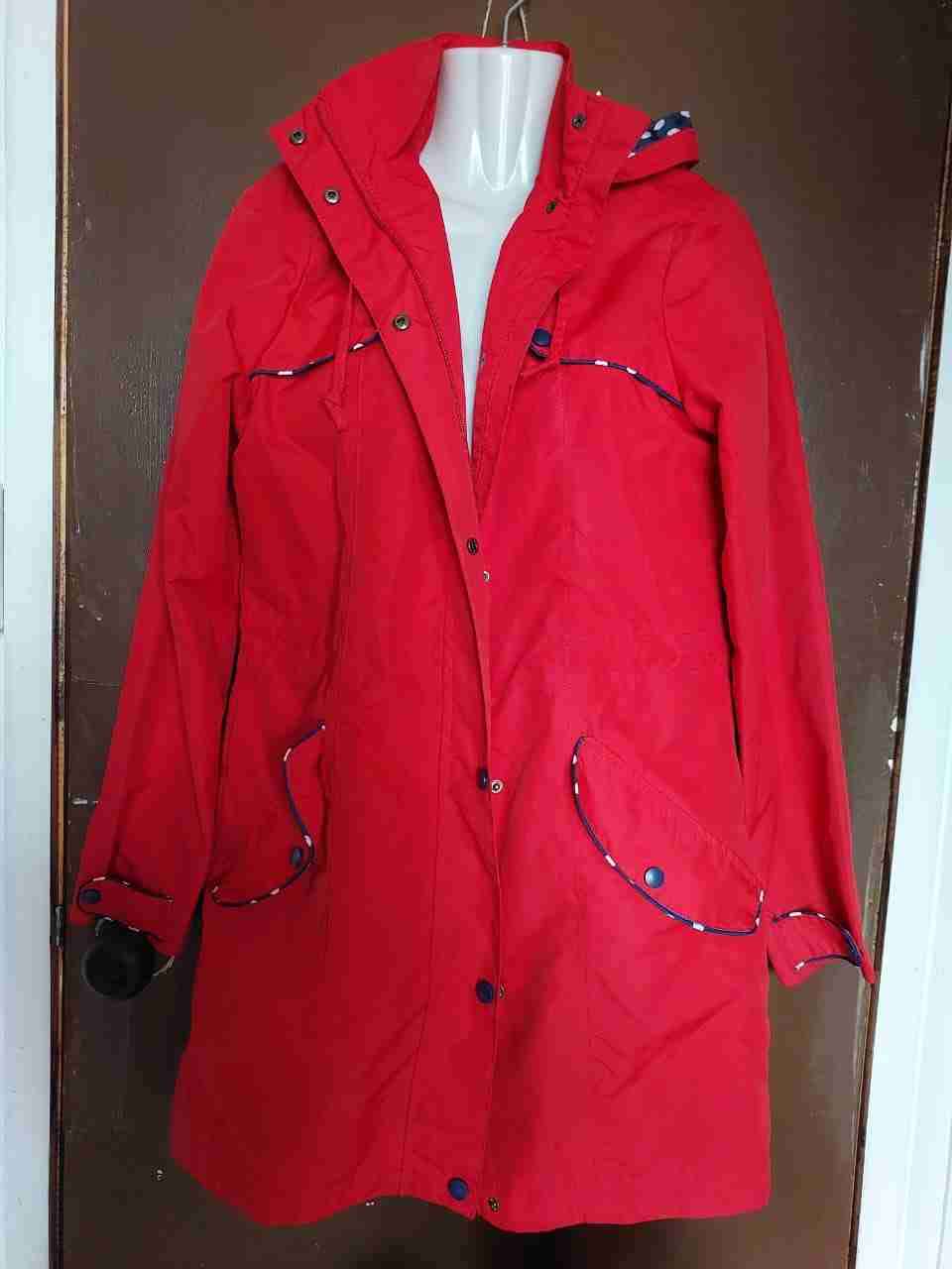Abrigo impermeable rojo con capucha - 1