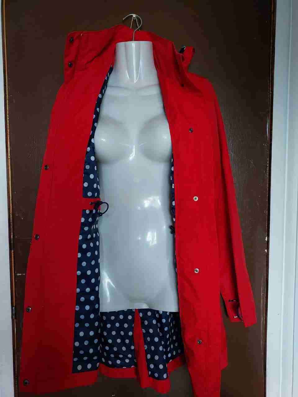 Abrigo impermeable rojo con capucha - 2
