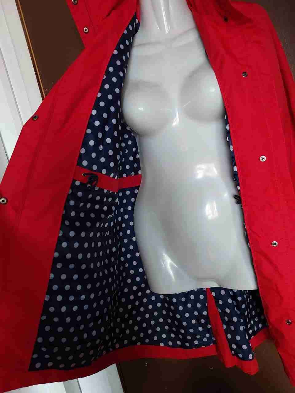 Abrigo impermeable rojo con capucha - 3