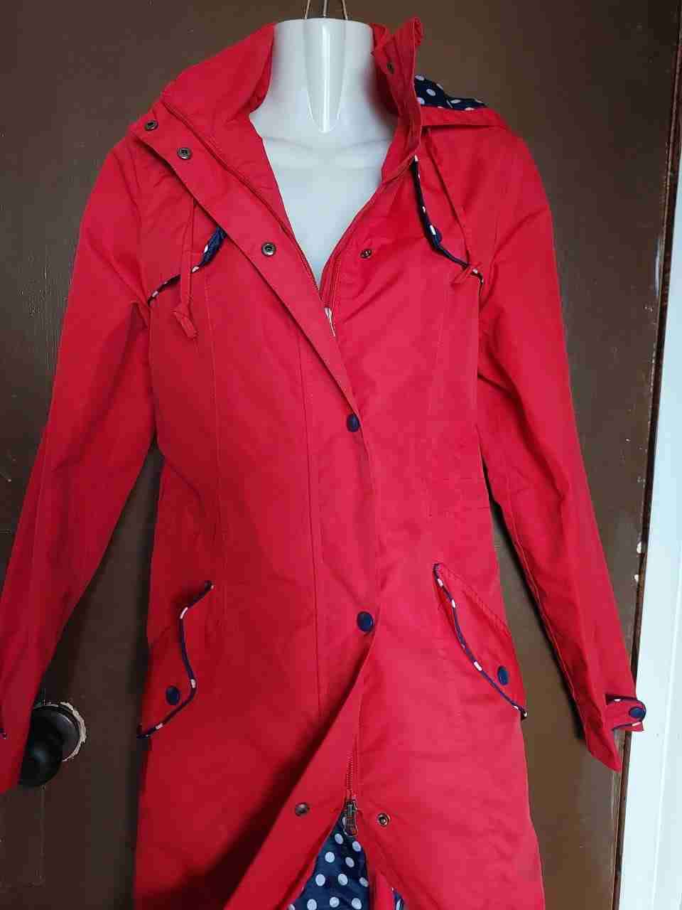 Abrigo impermeable rojo con capucha - 4