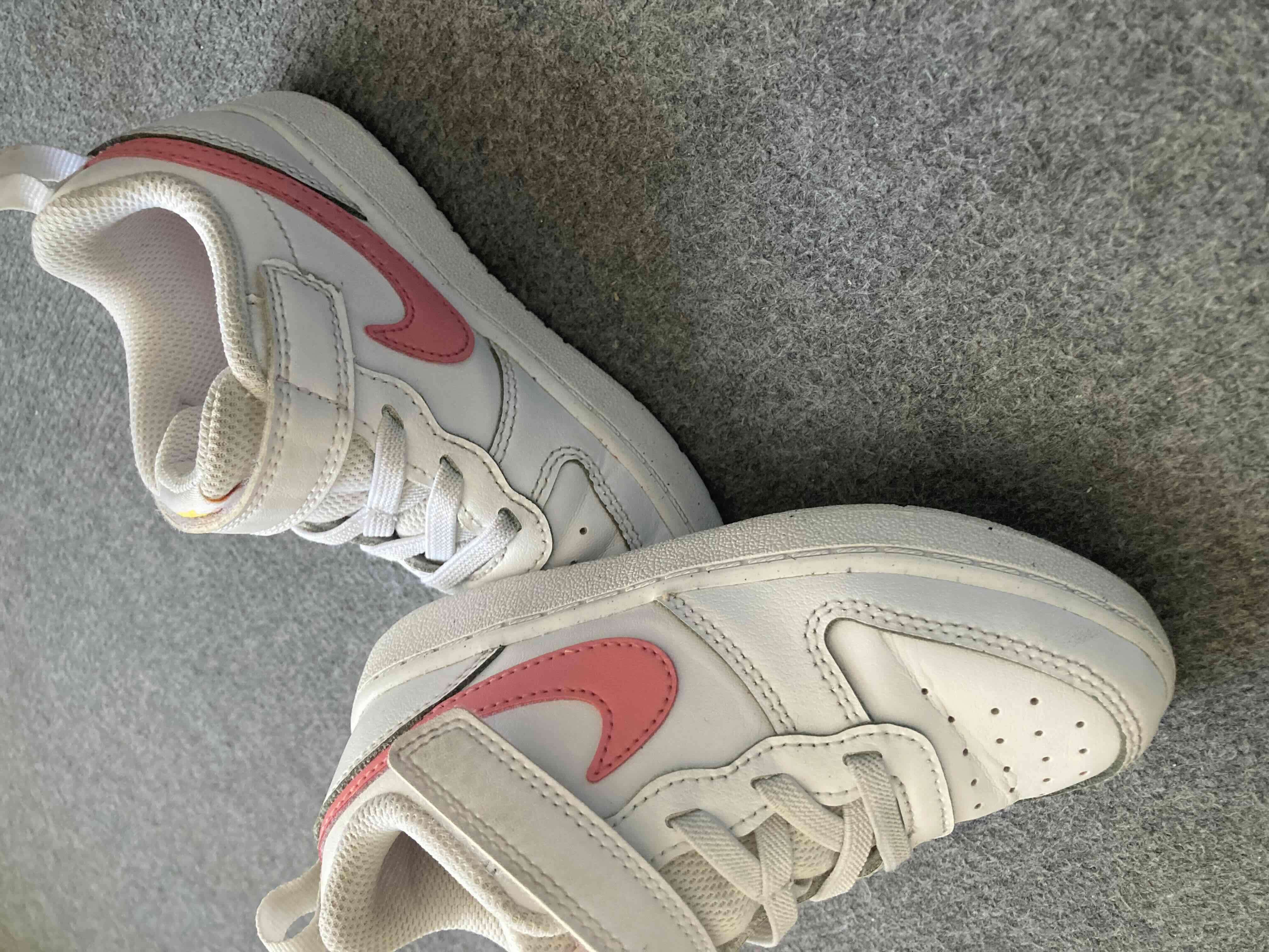 Zapatillas blancas con detalle rosado - 1