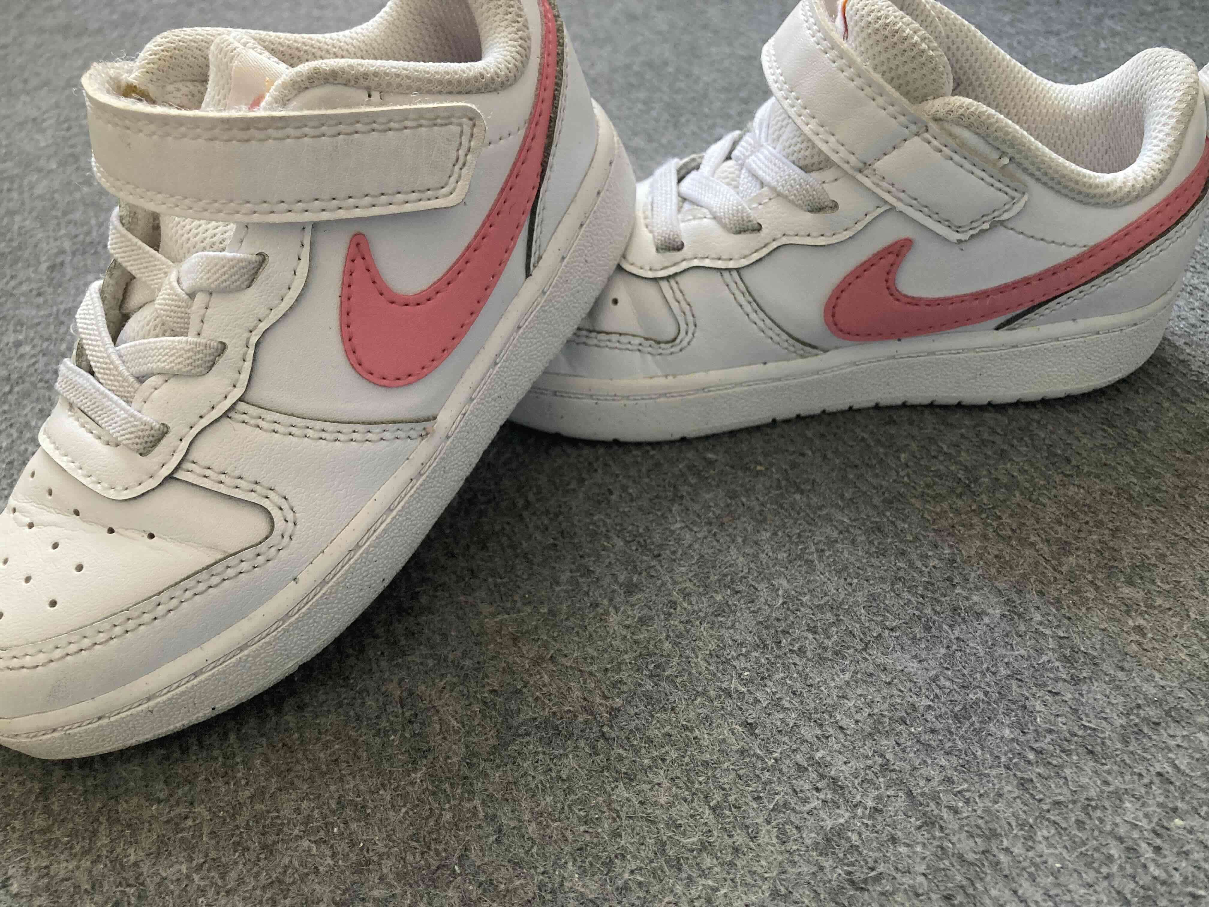 Zapatillas blancas con detalle rosado - 2