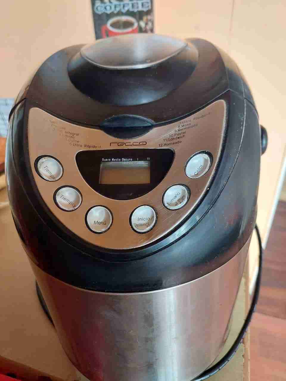 Panificadora Recco negra y plateada