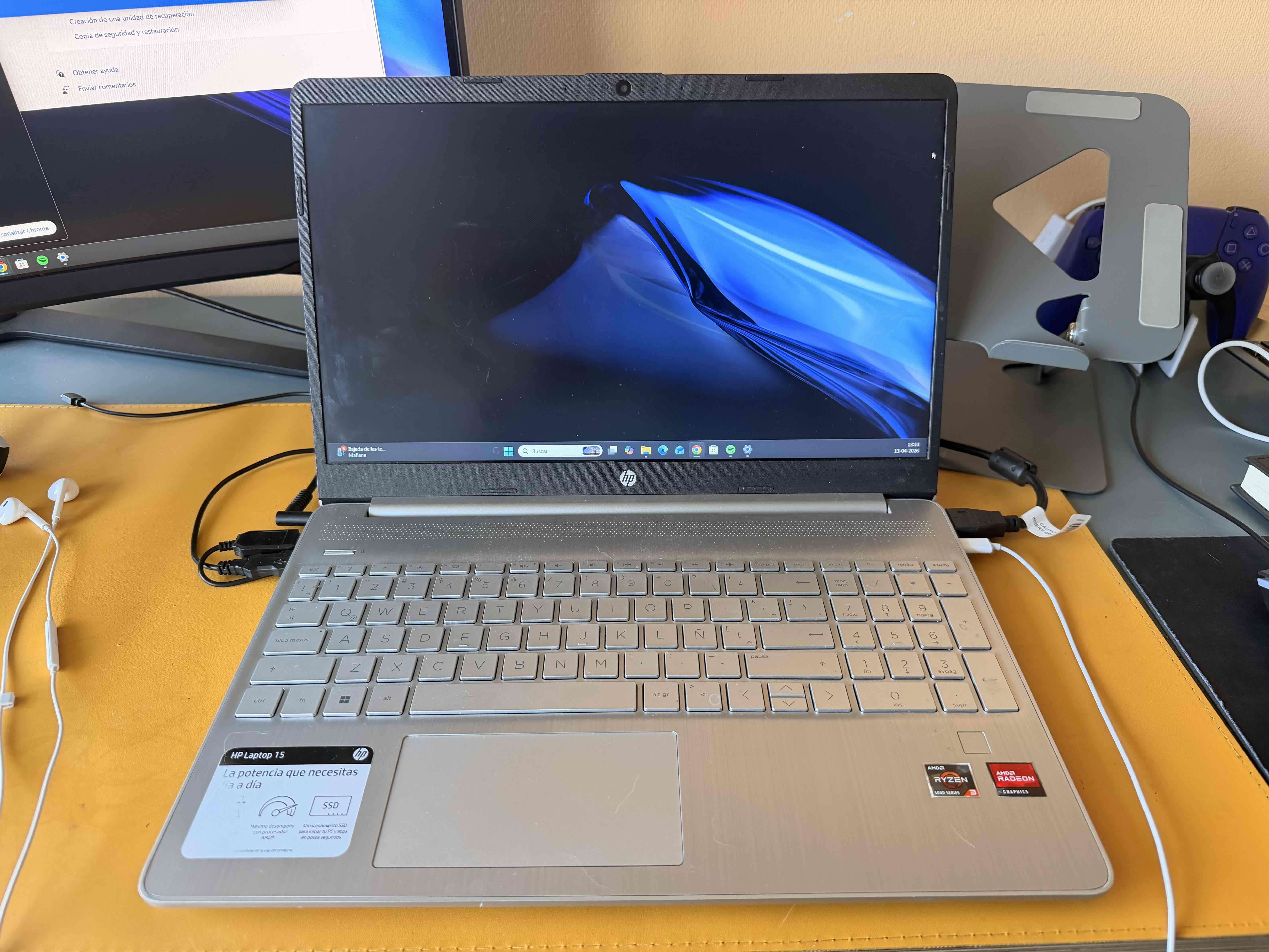 Laptop HP 15" plateada - miniatura 1