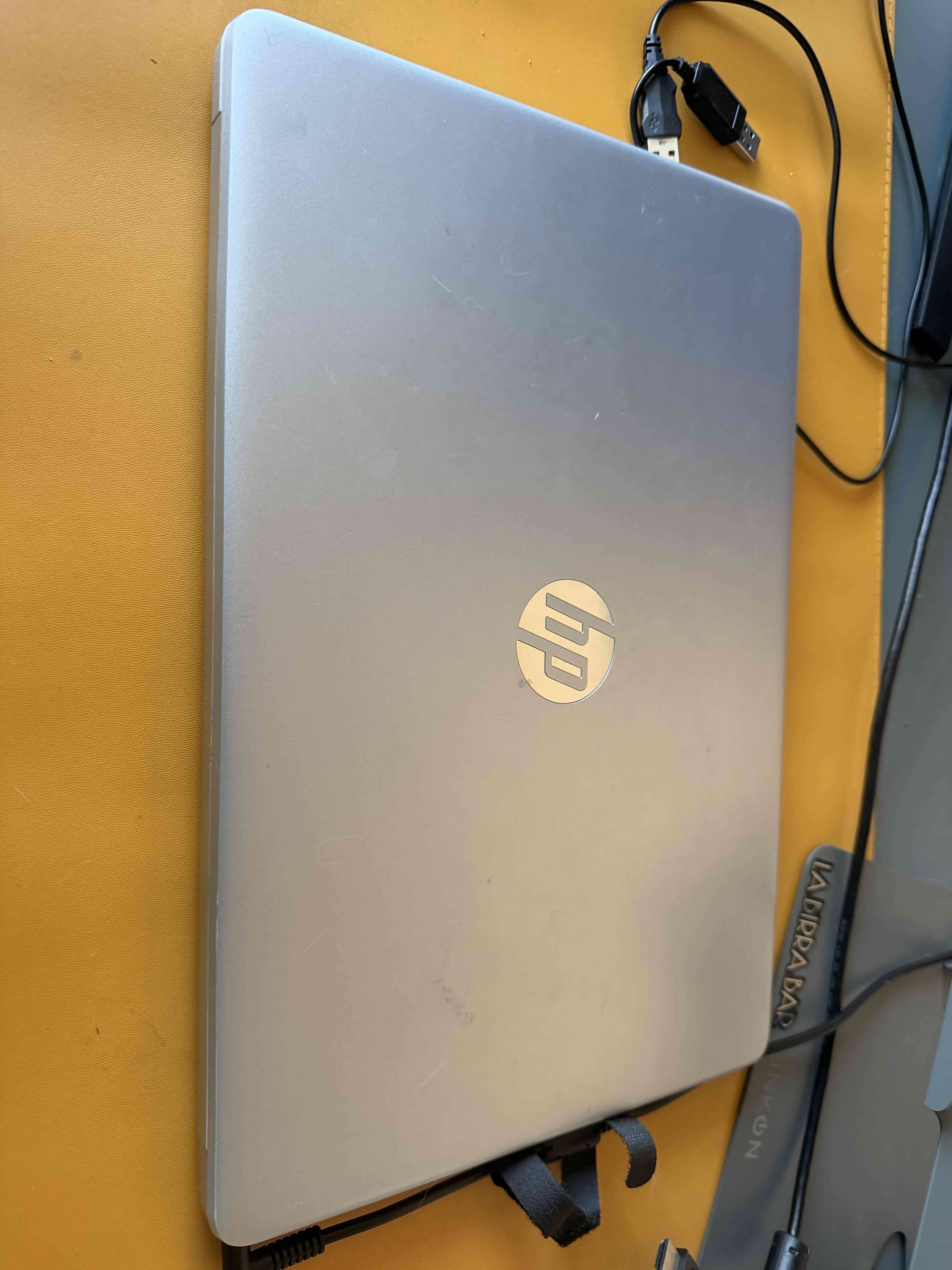 Laptop HP 15" plateada - miniatura 3