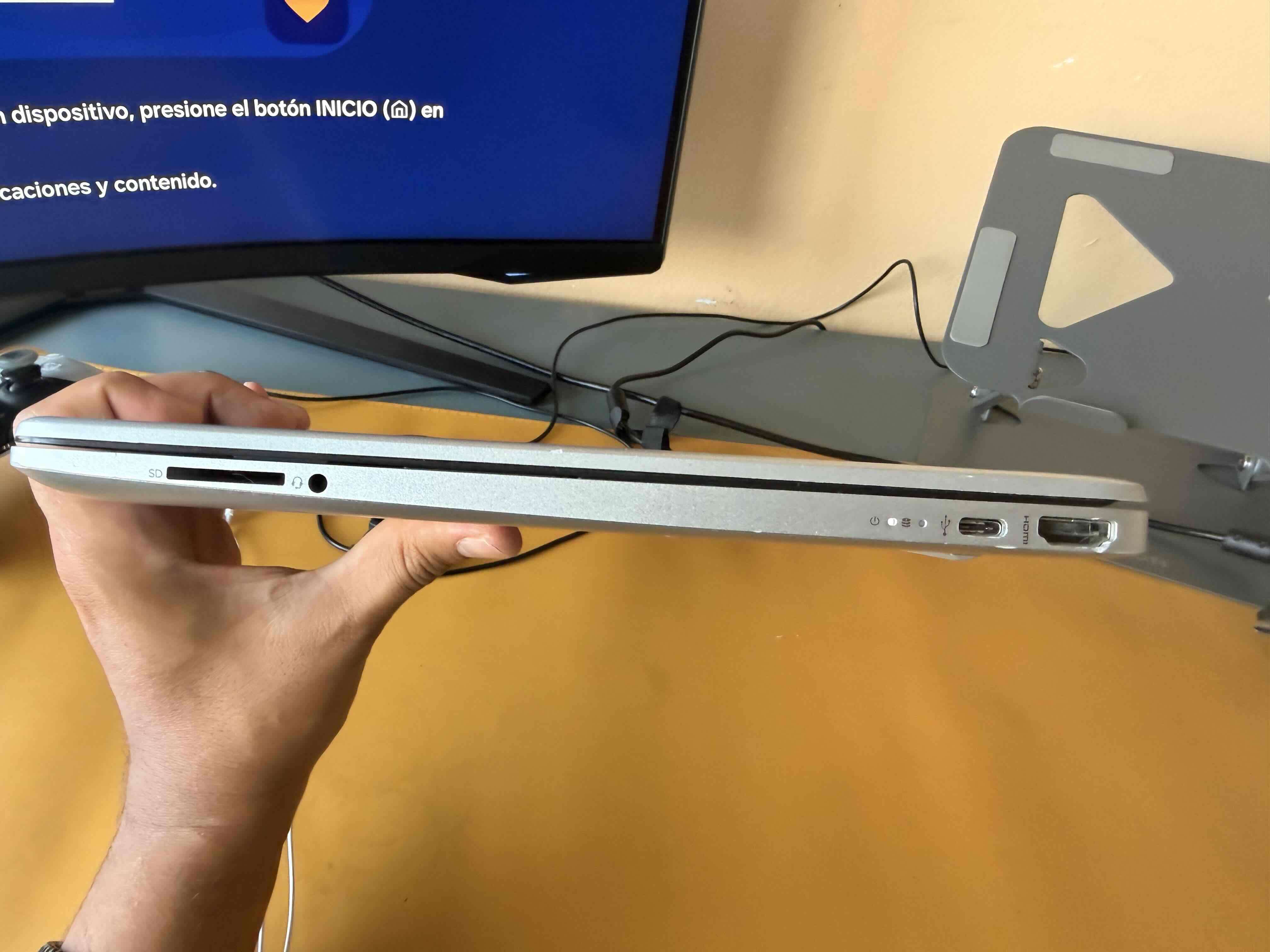 Laptop HP 15" plateada - miniatura 4