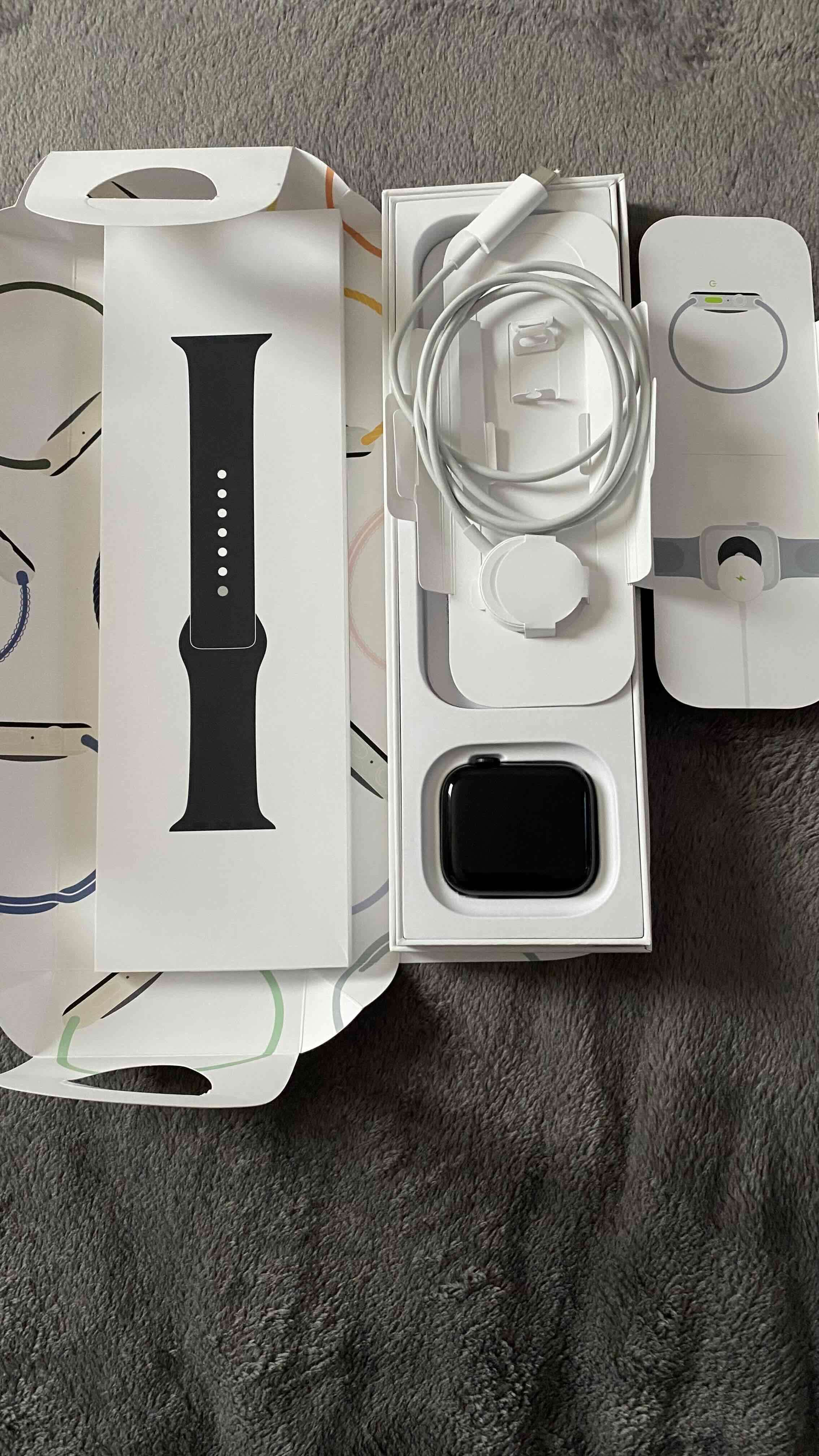 Smartwatch con cargador y correa - miniatura 1