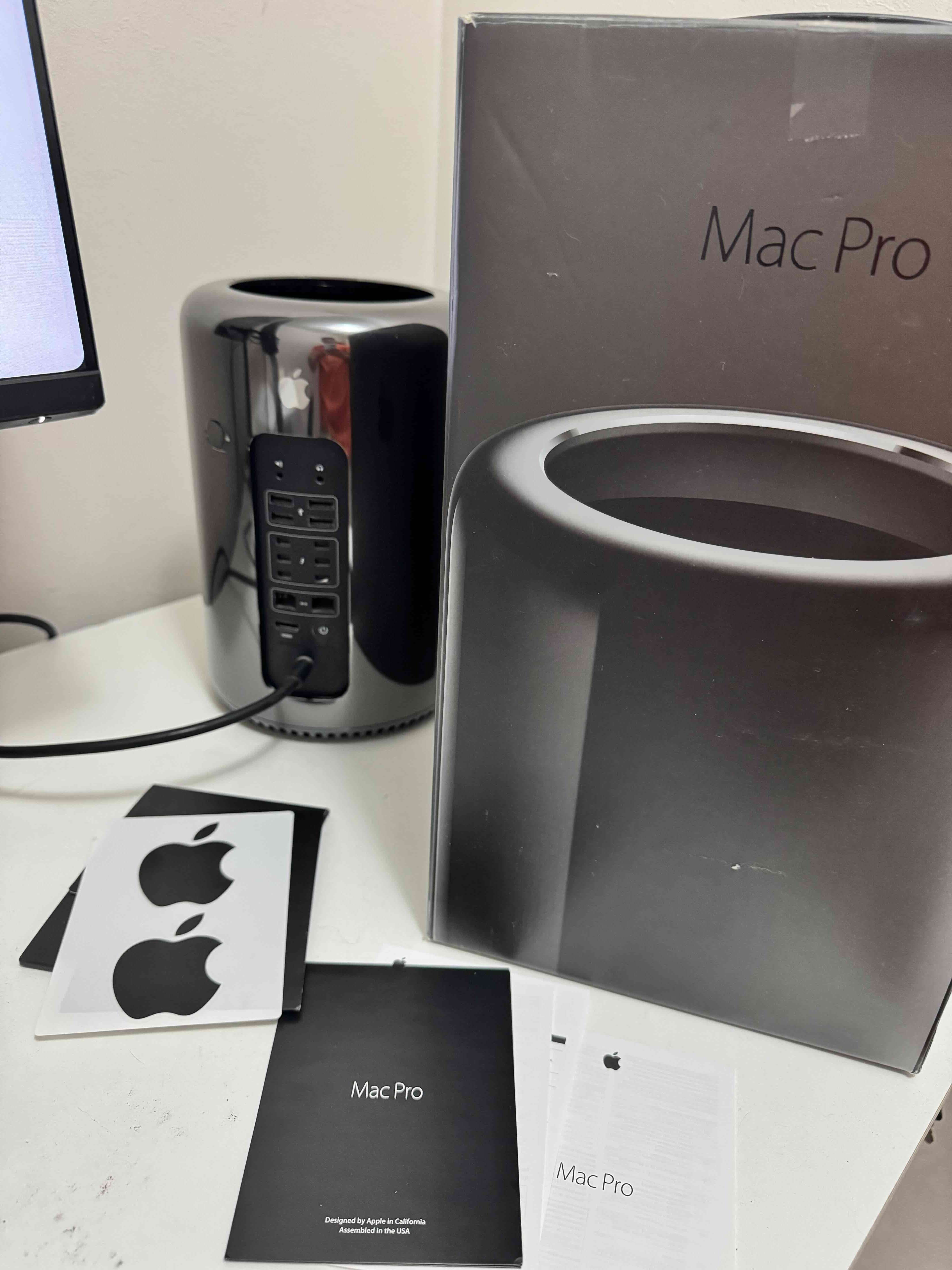 Apple Mac Pro 2013 con caja original - miniatura 1