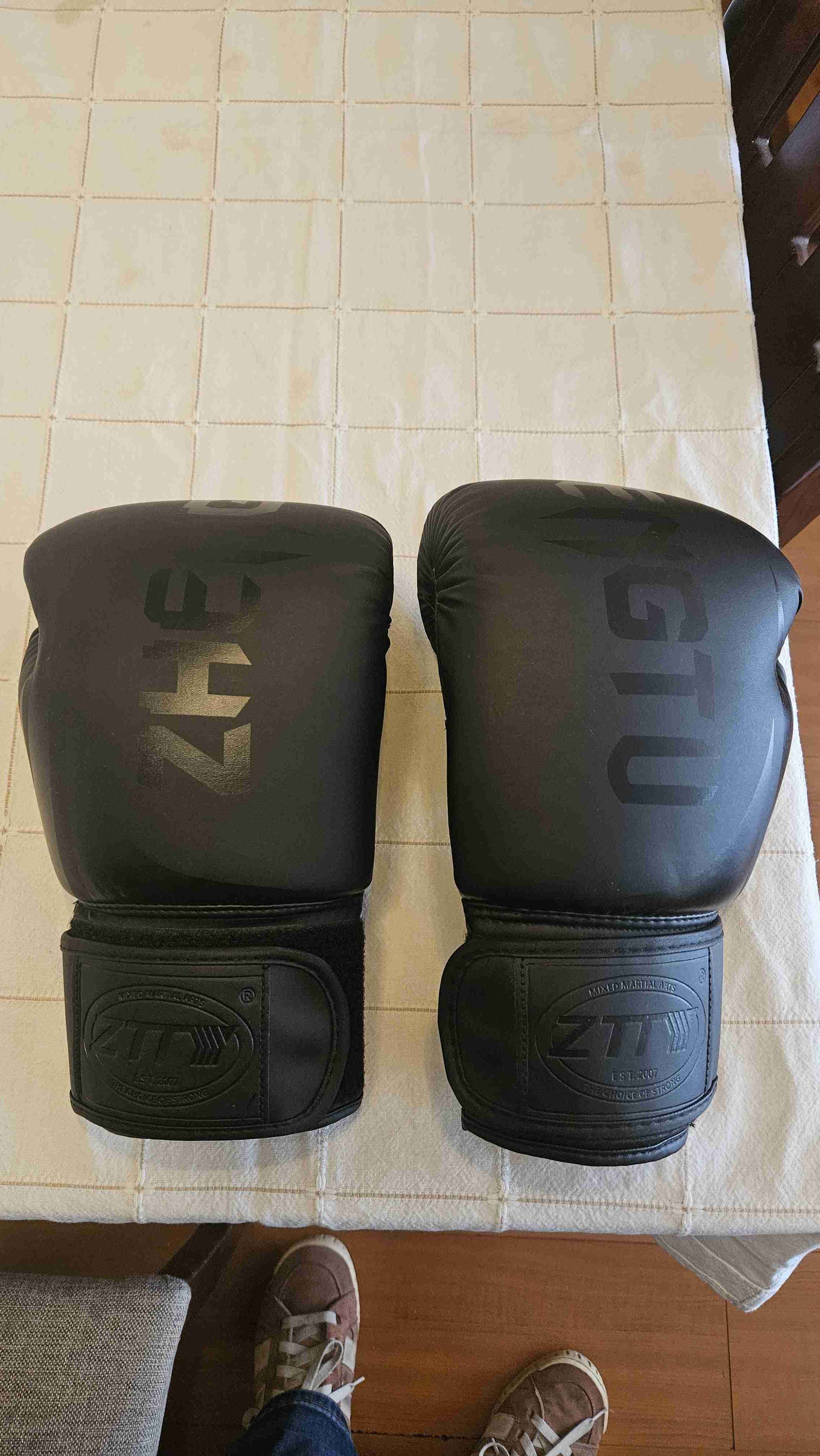Guantes de boxeo negros - miniatura 2