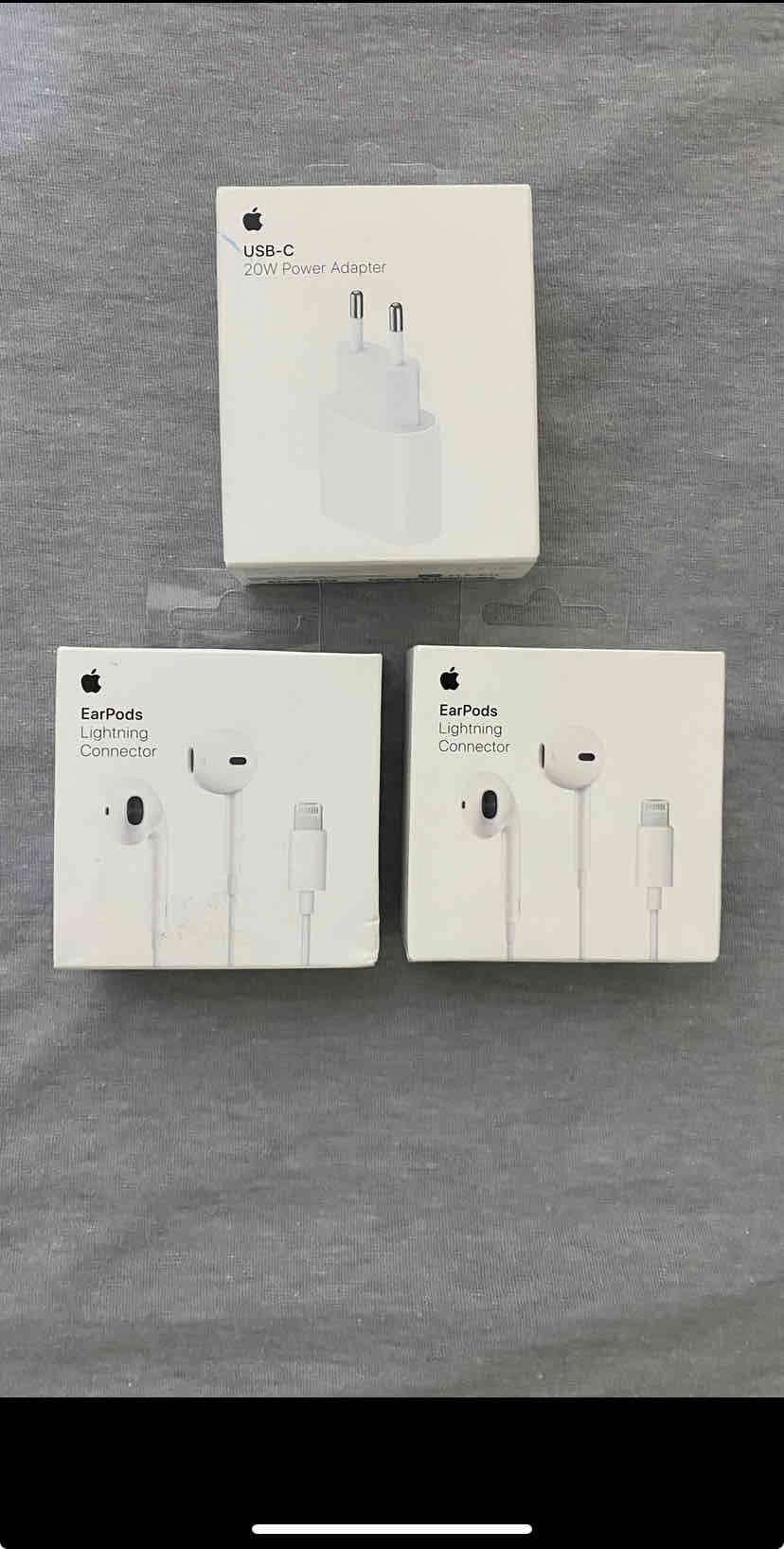 Cargador y auriculares Apple