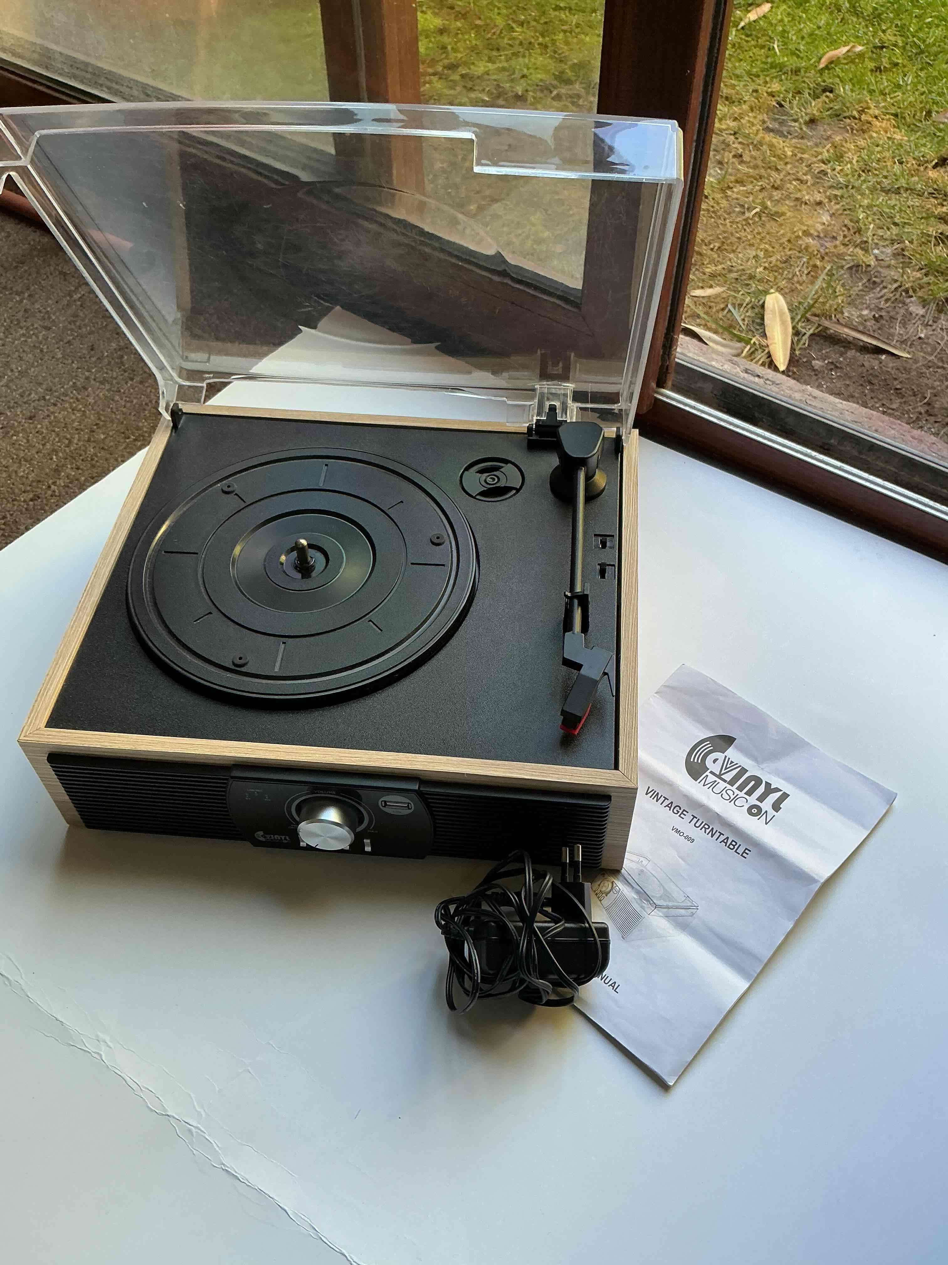 Tocadiscos estilo vintage con cubierta - miniatura 1