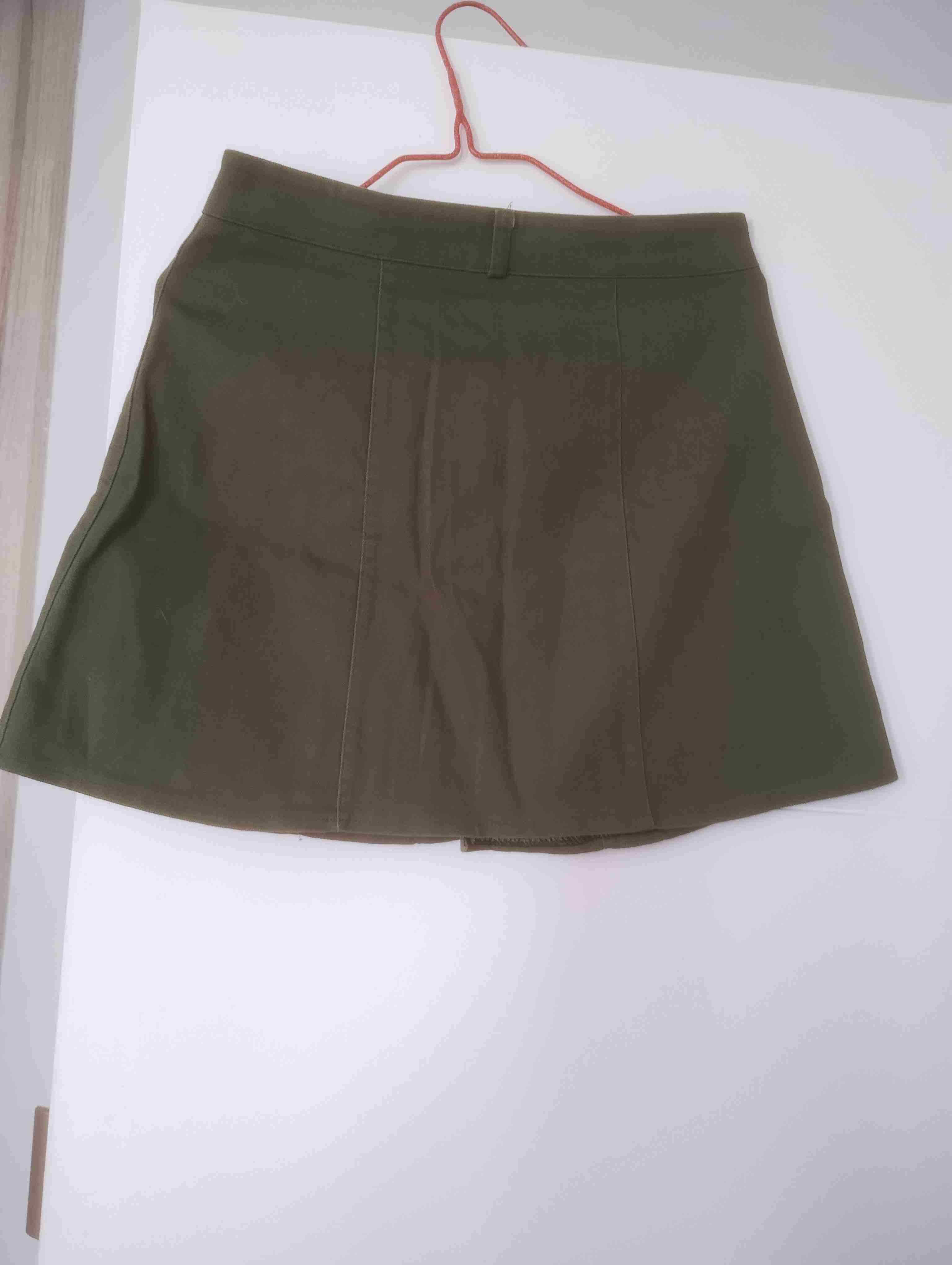 Falda corta verde con botones - miniatura 2