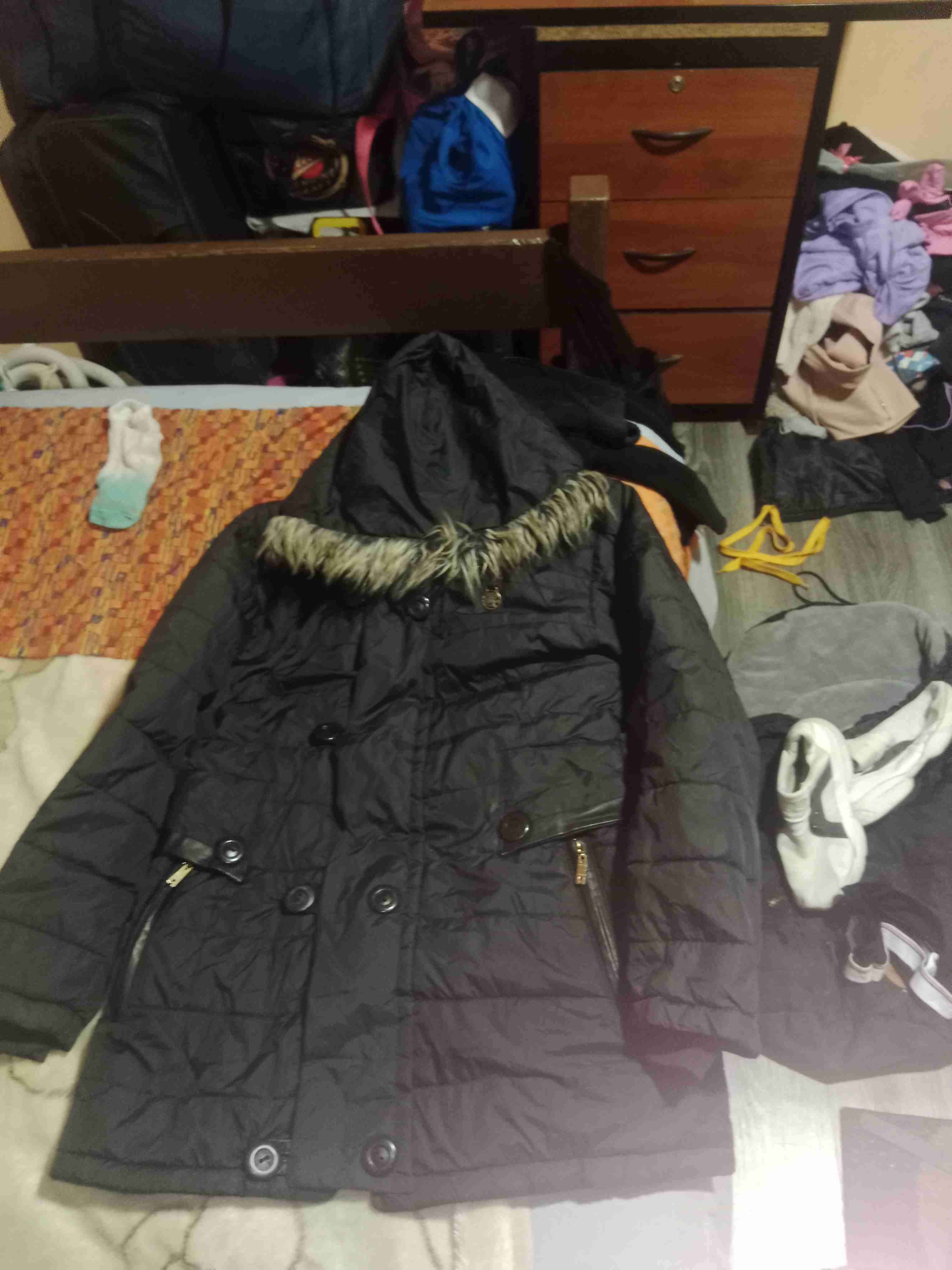 Parka negra con capucha - miniatura 2