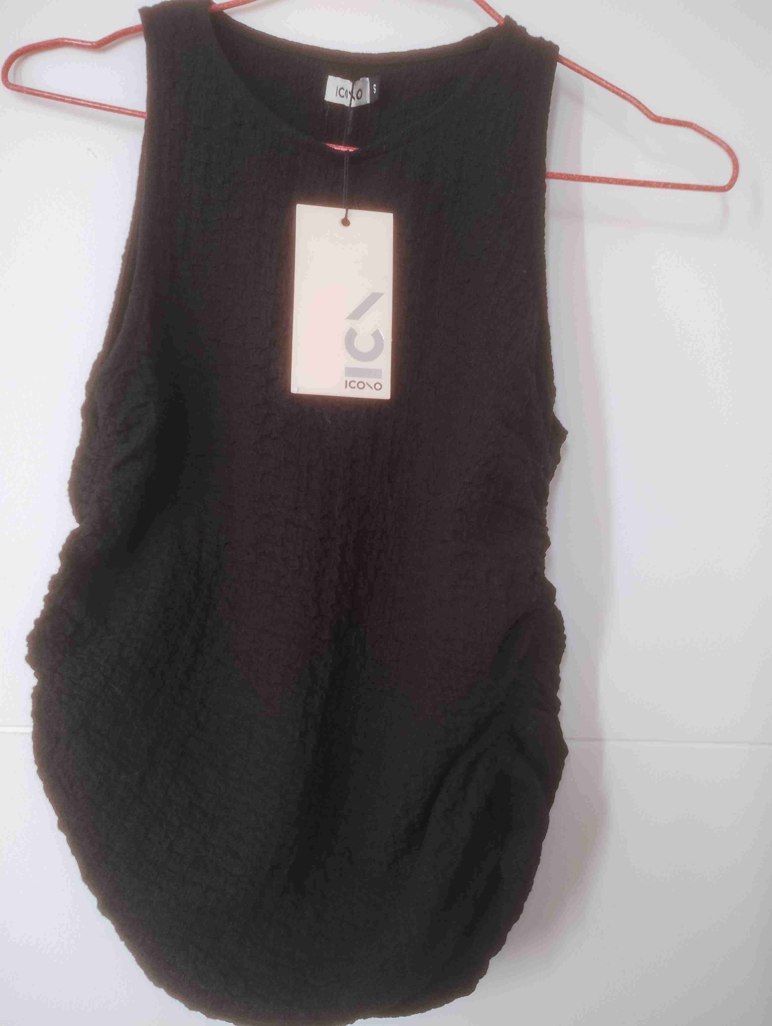 Top negro sin mangas con etiqueta