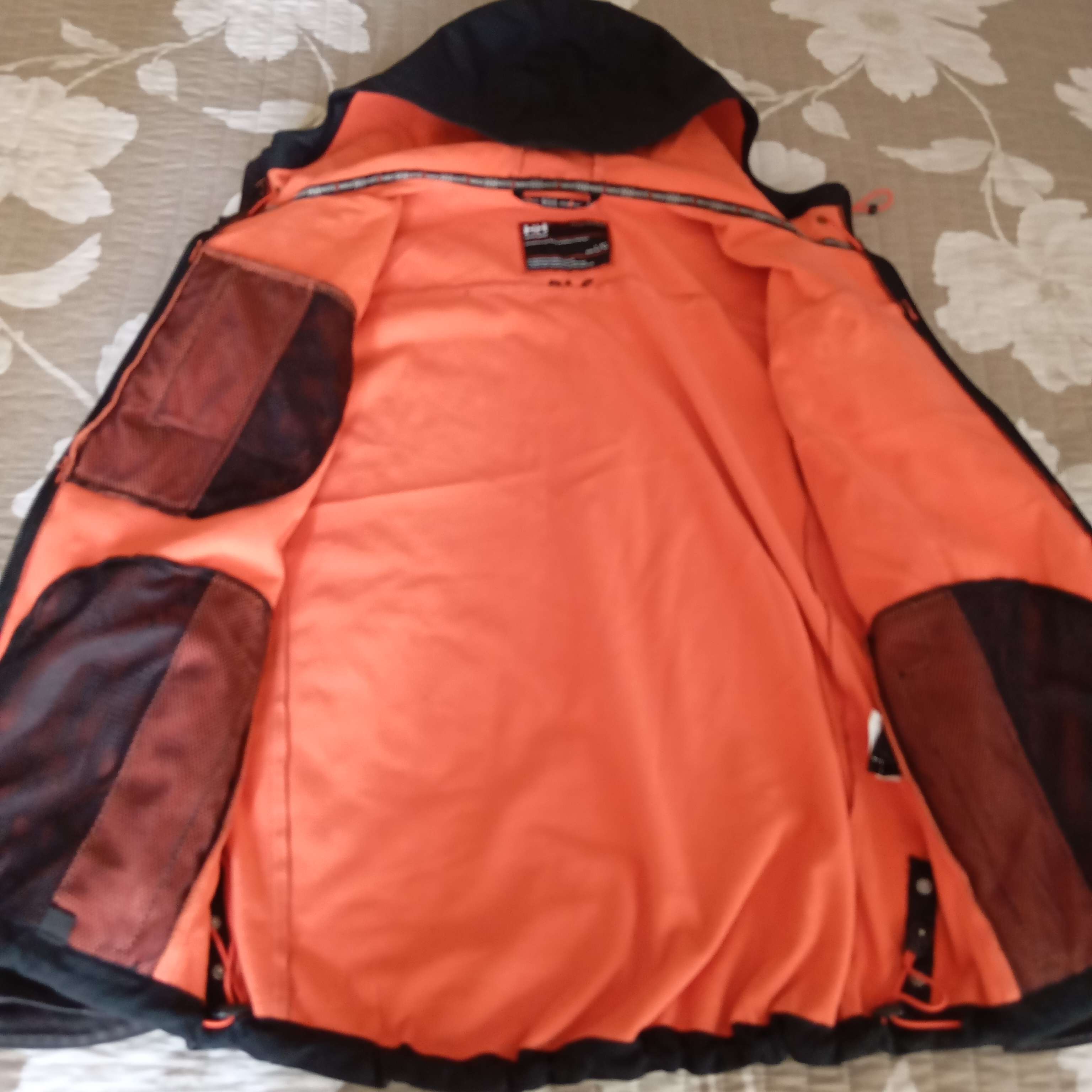 Chaqueta negra impermeable con capucha - miniatura 2