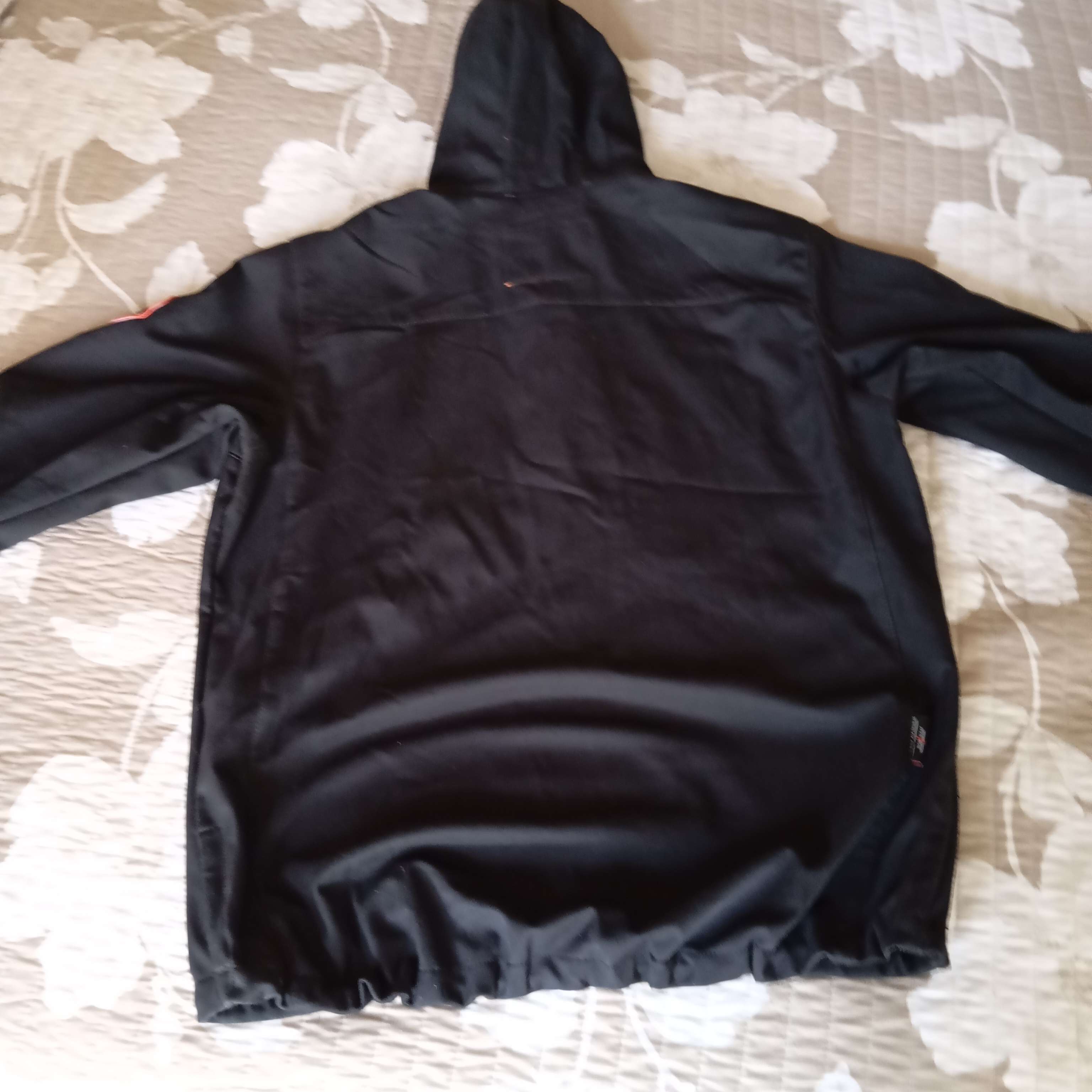 Chaqueta negra impermeable con capucha - miniatura 3