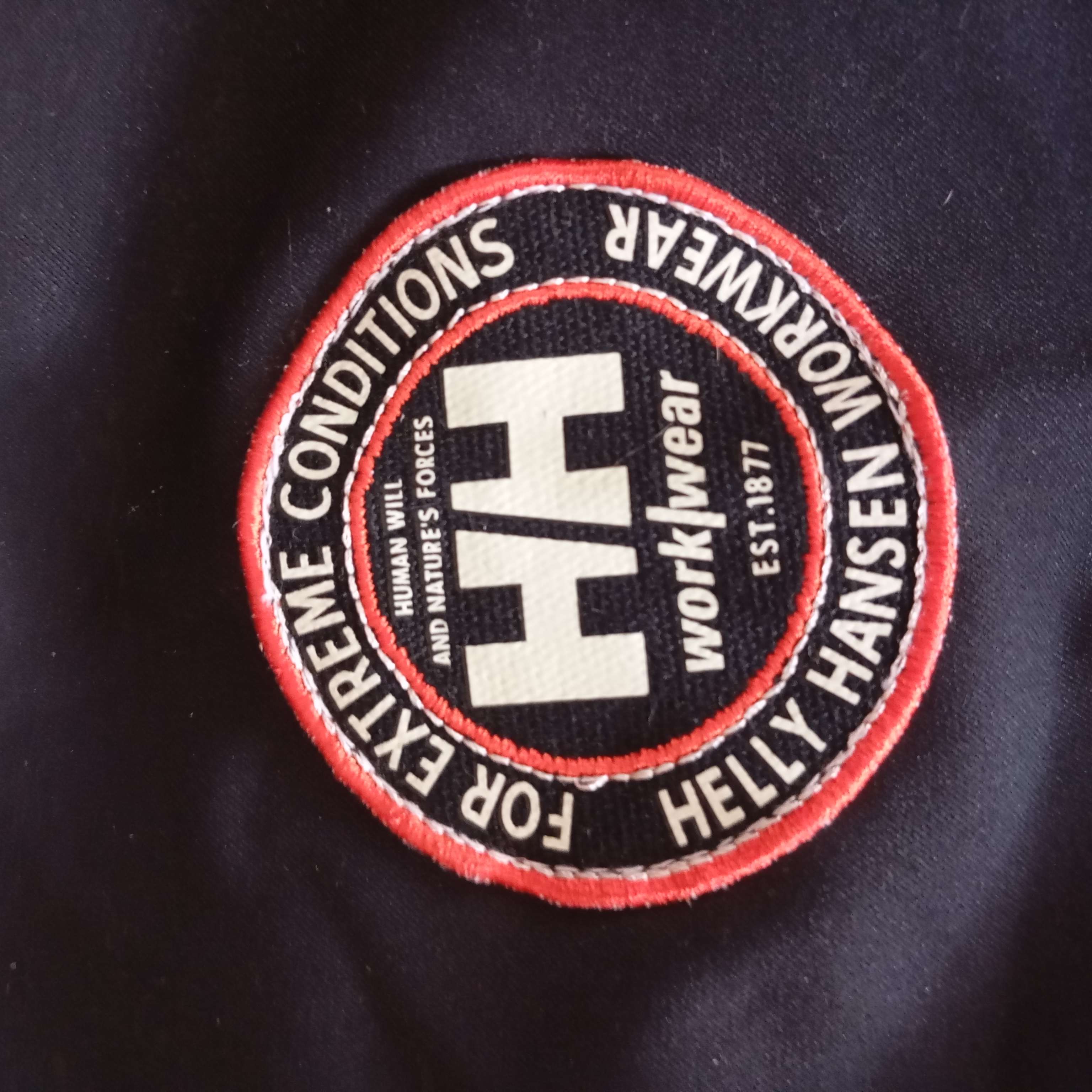 Chaqueta negra impermeable con capucha - miniatura 4