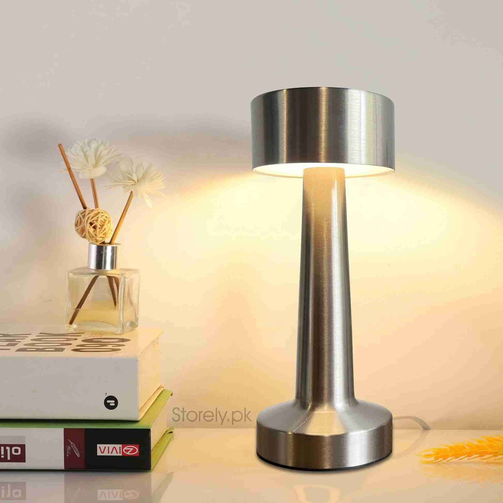 Lámpara de mesa metálica moderna - miniatura 1