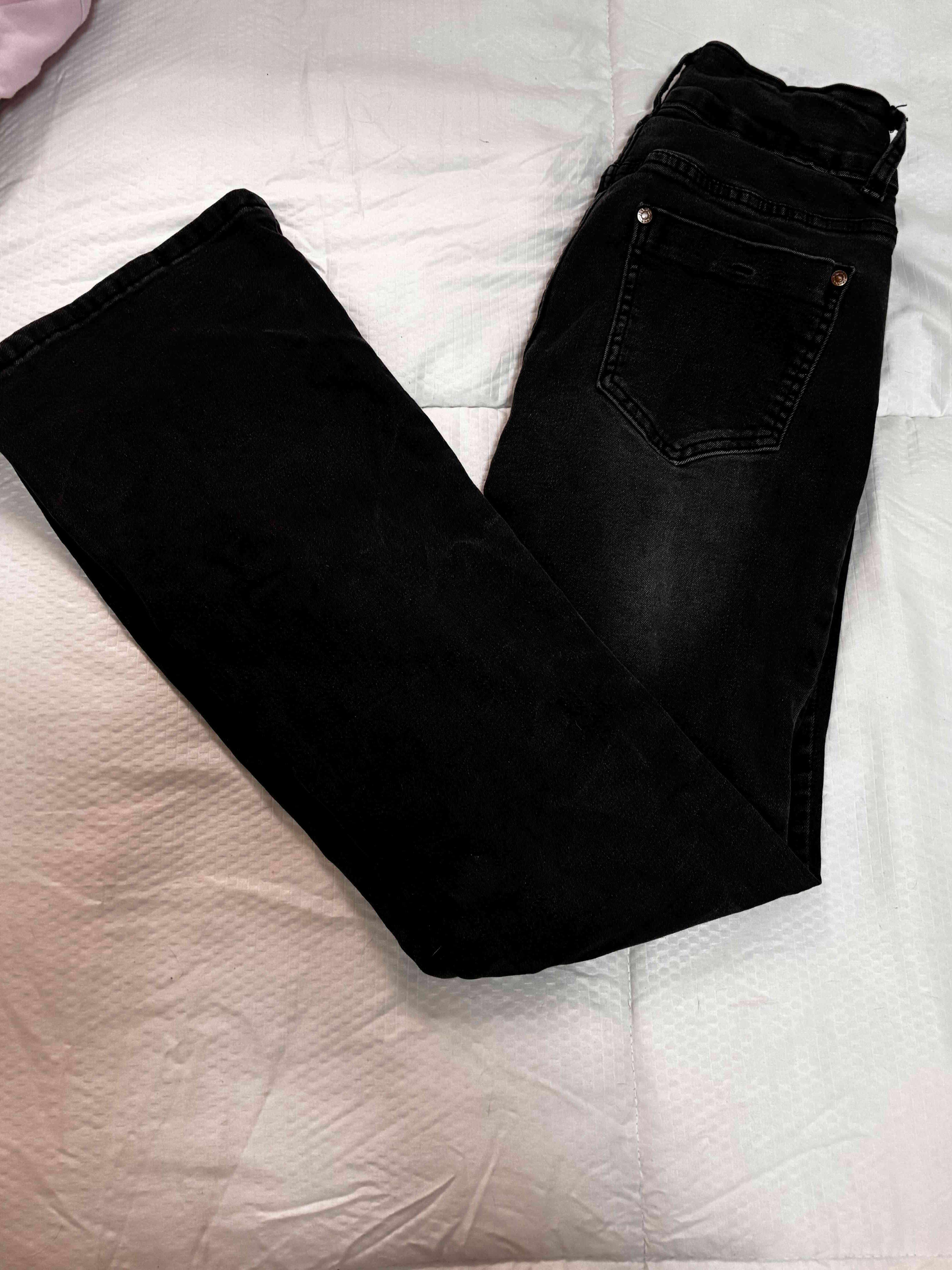 Jeans flare oscuros de mujer - miniatura 2