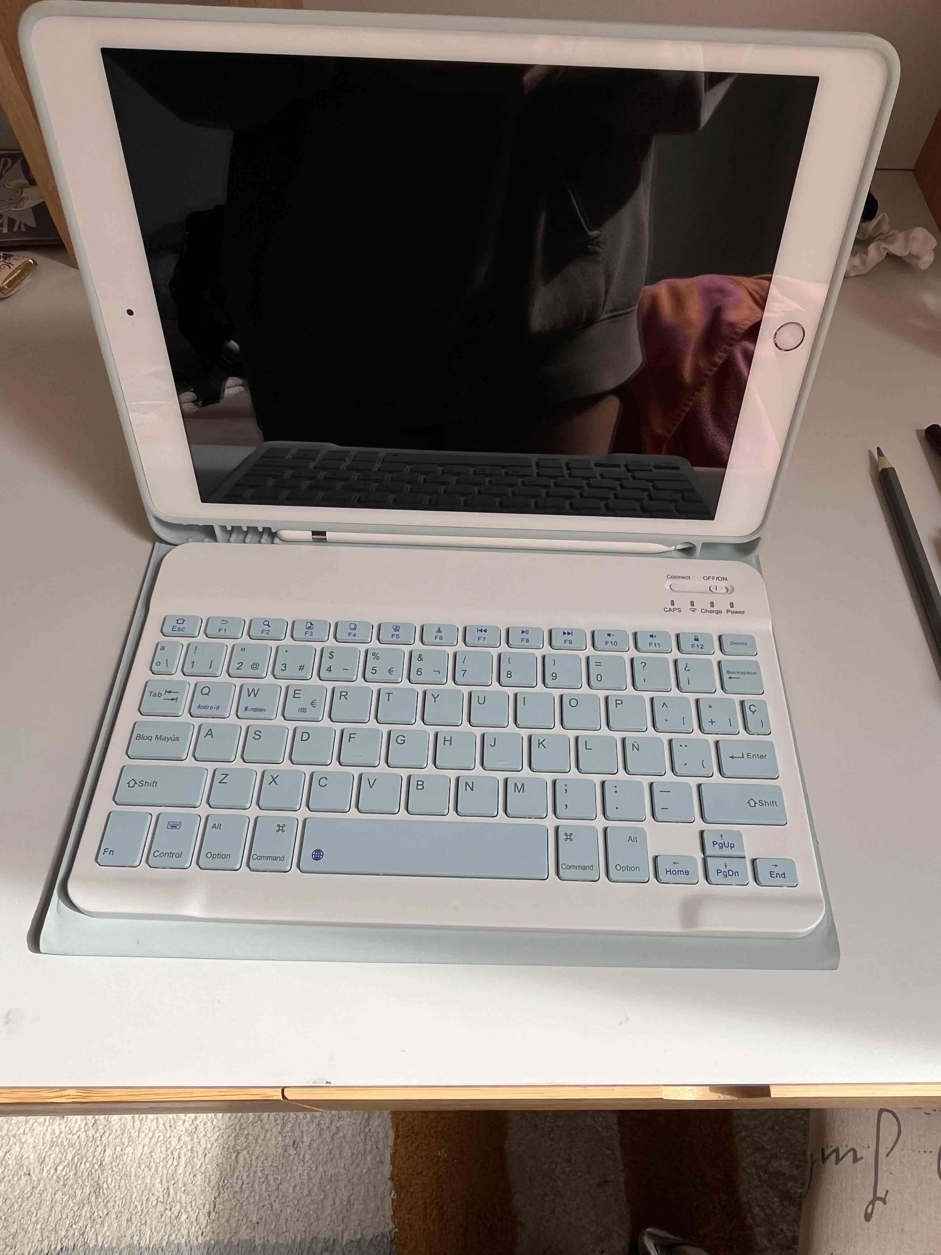 Ipad 8va generación 32gb color gold - miniatura 3