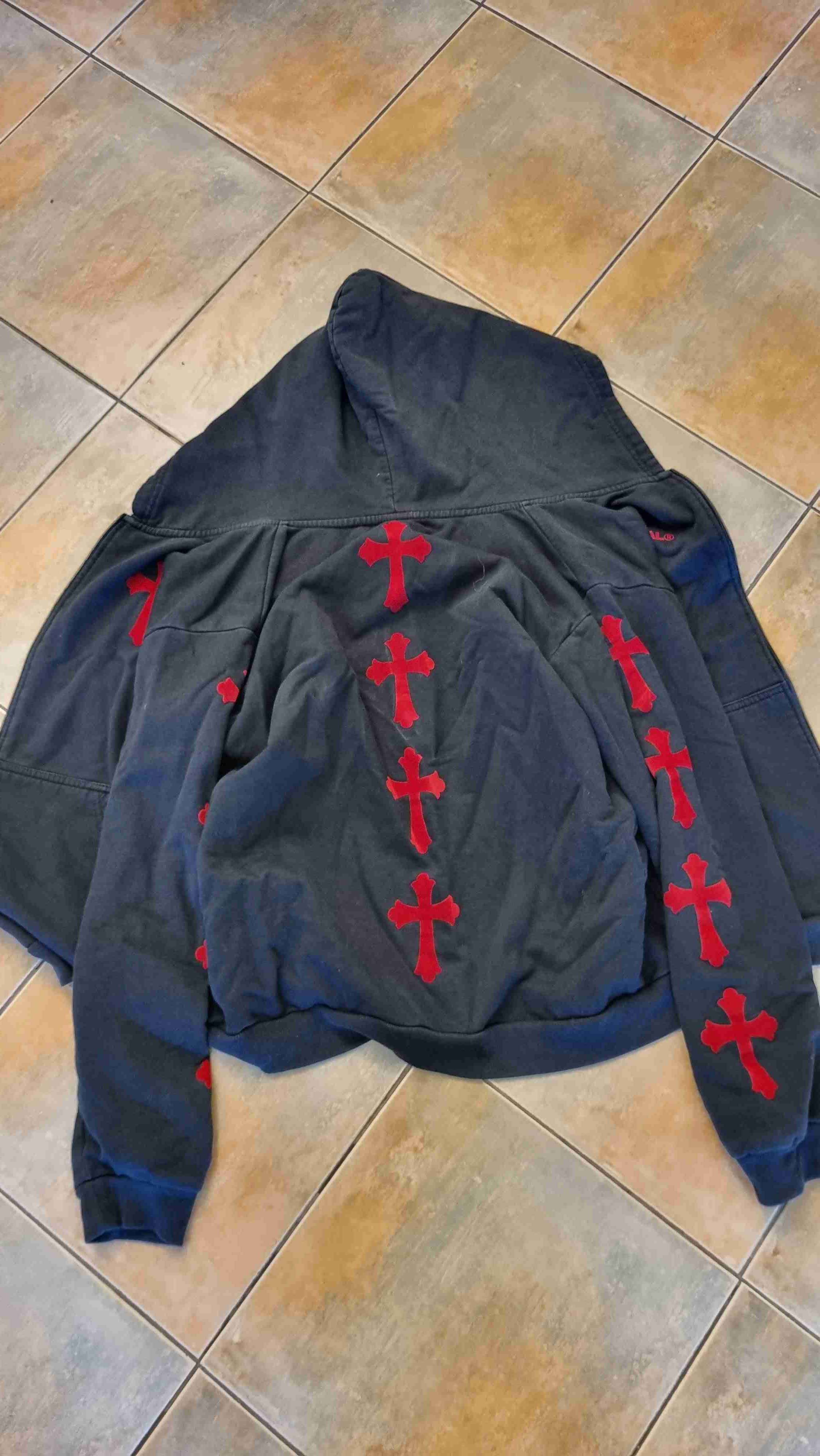 Polerón INMORTAL negro con capucha y cruz roja - miniatura 2