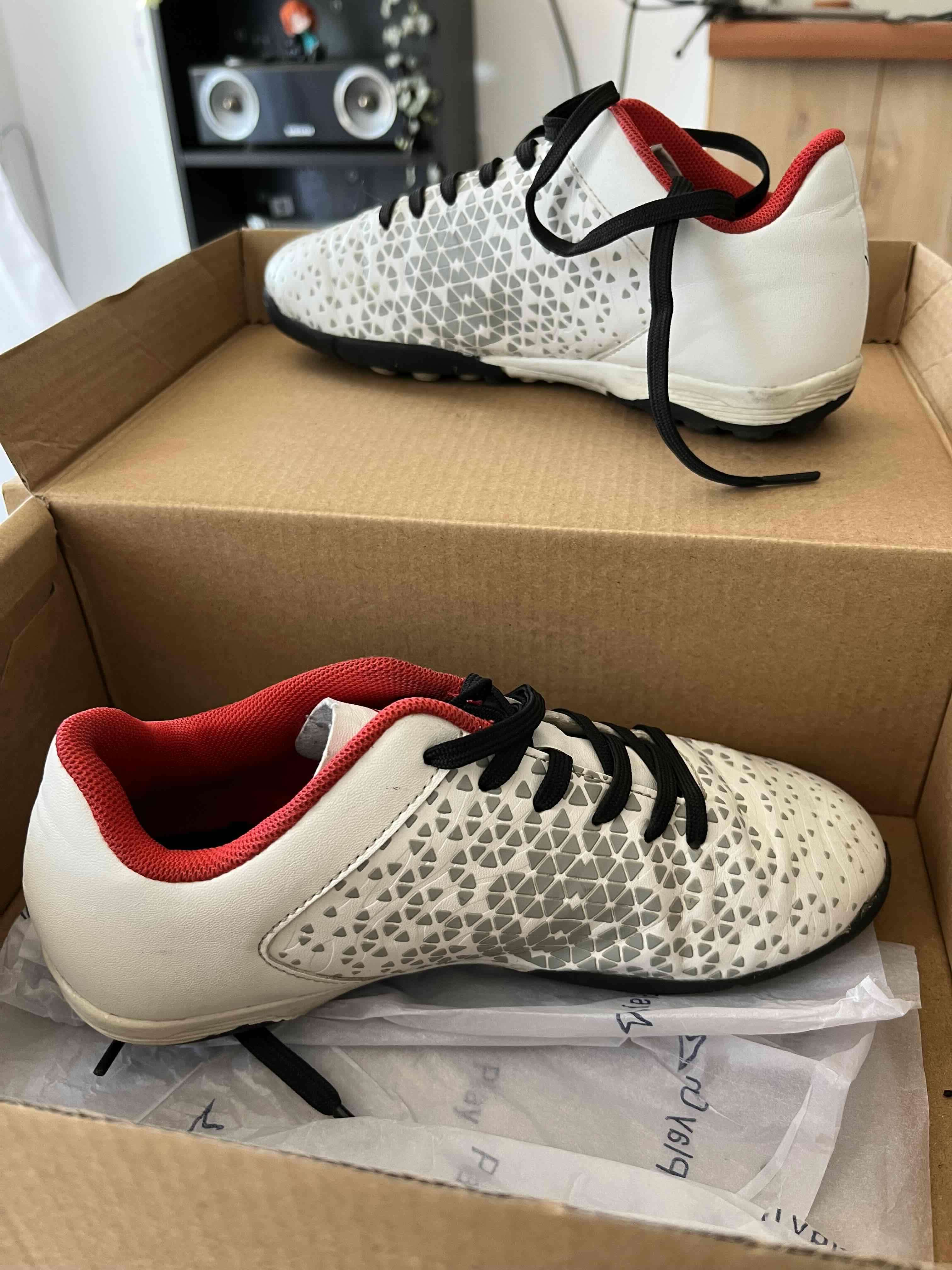 Zapatos de fútbol blanco y negro