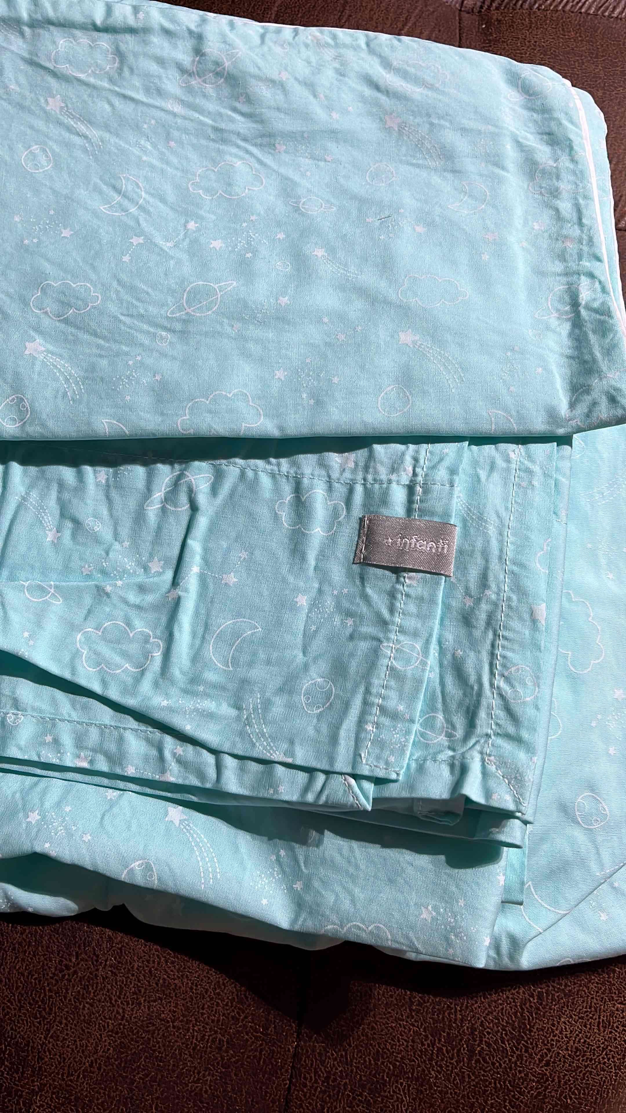 Sábana para cuna celeste con diseño