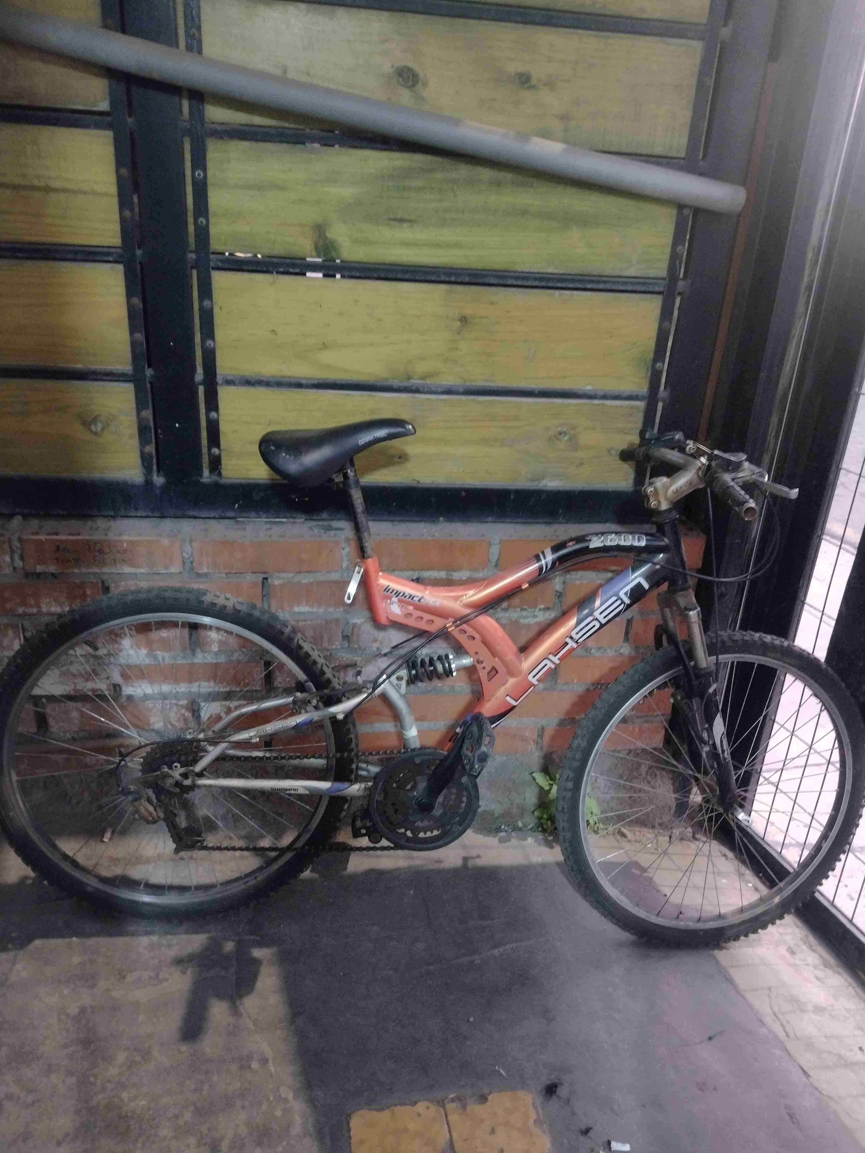 Bicicleta montaña negra y naranja