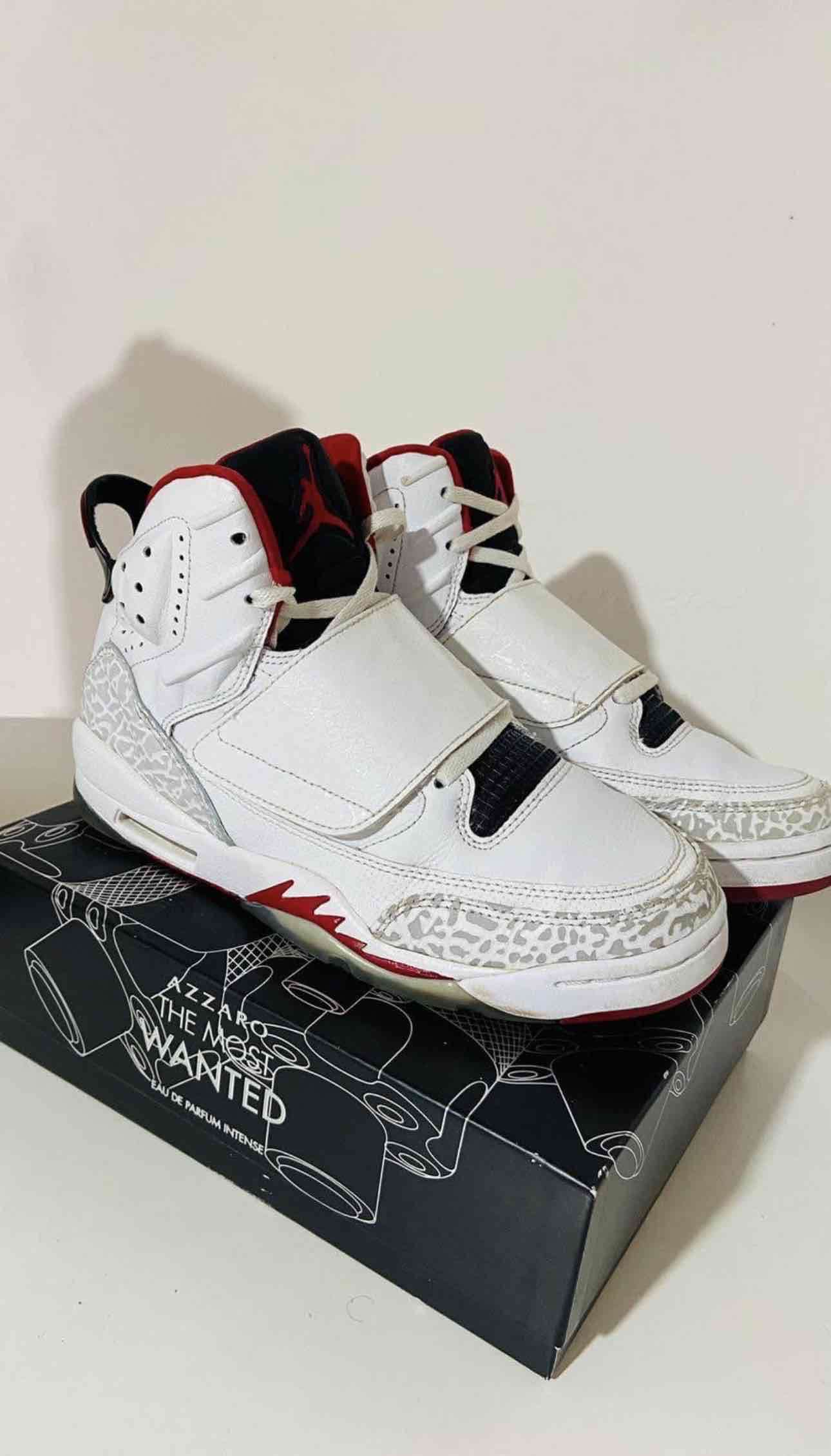 Zapatillas Air Jordan blancas y rojas - miniatura 2