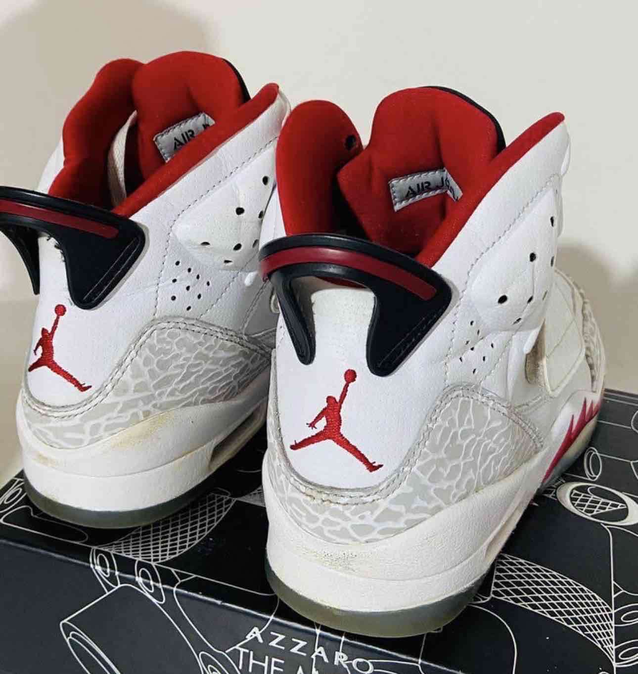 Zapatillas Air Jordan blancas y rojas - miniatura 3
