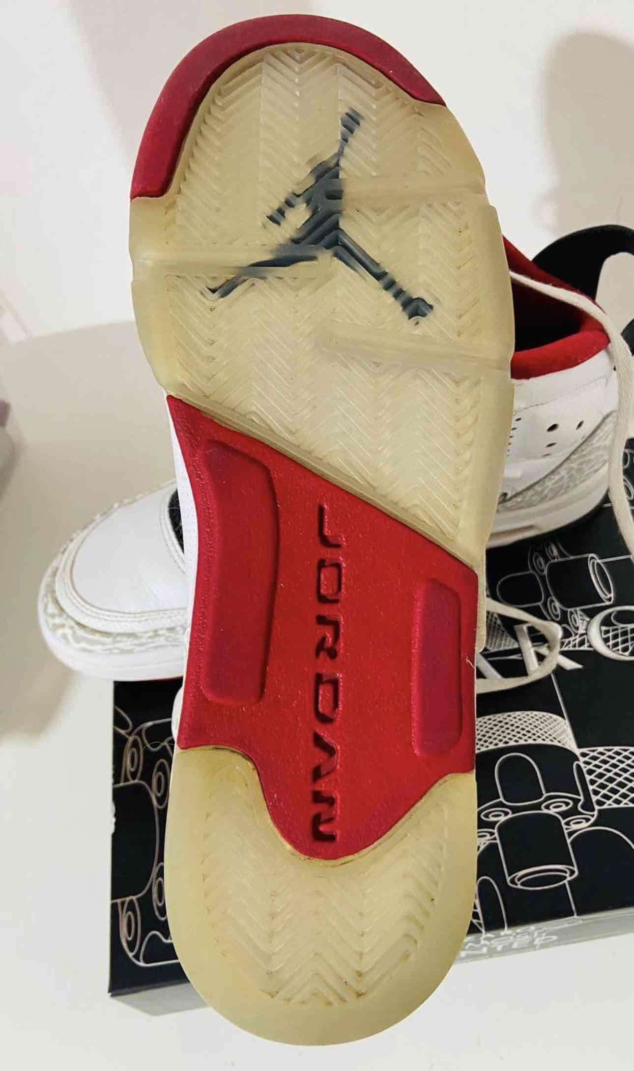 Zapatillas Air Jordan blancas y rojas - miniatura 4