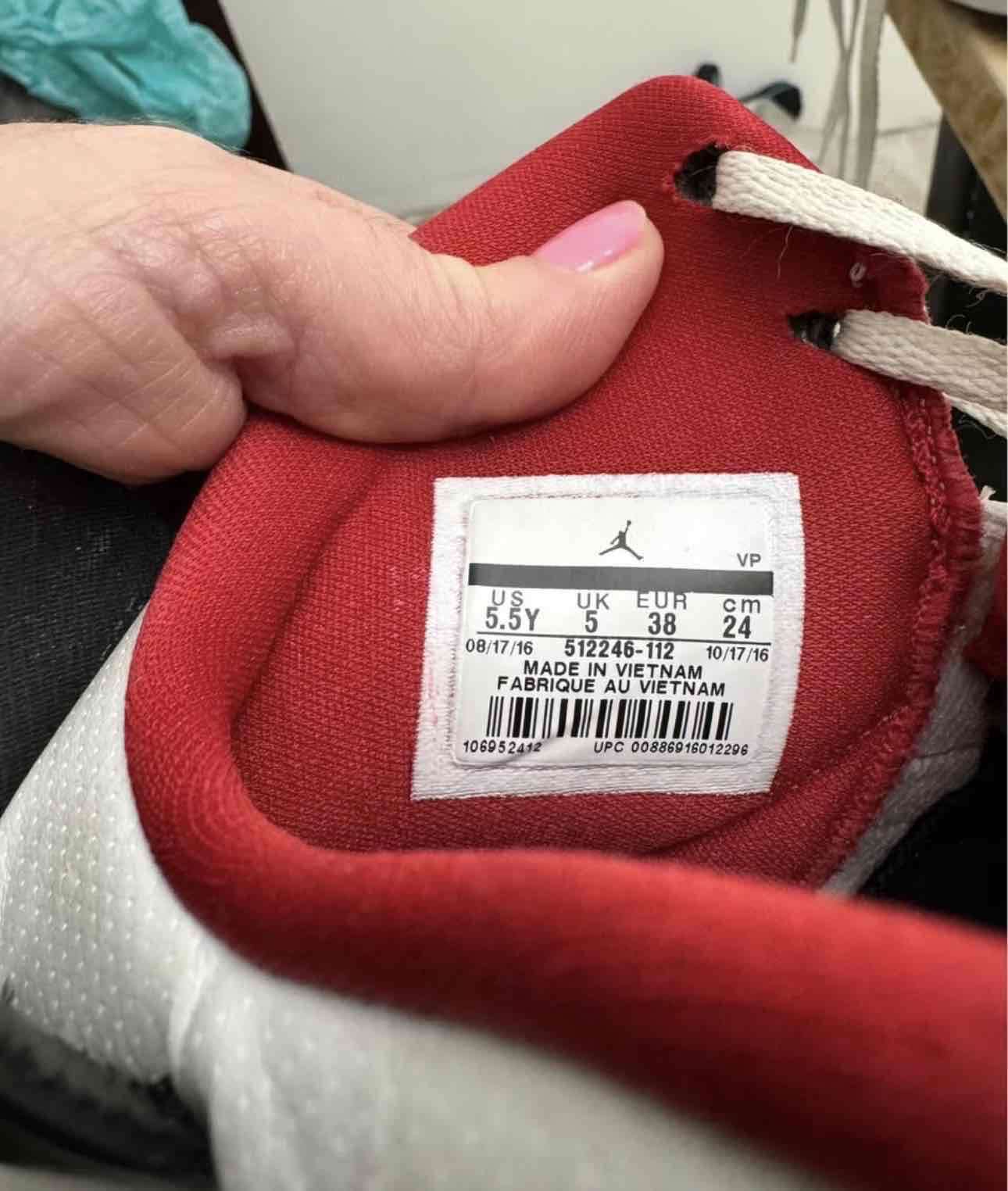 Zapatillas Air Jordan blancas y rojas - miniatura 5