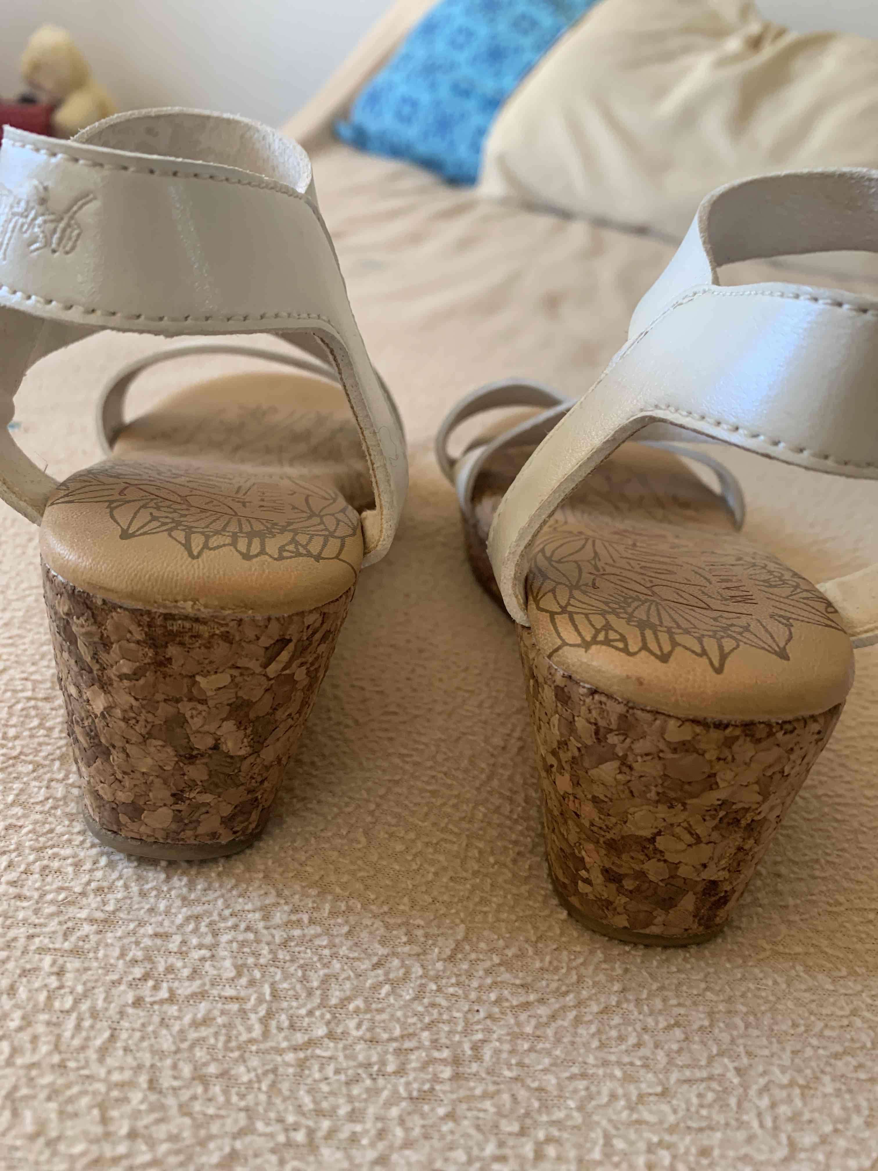 Sandalias blancas de niña talla 22 con taco - miniatura 2
